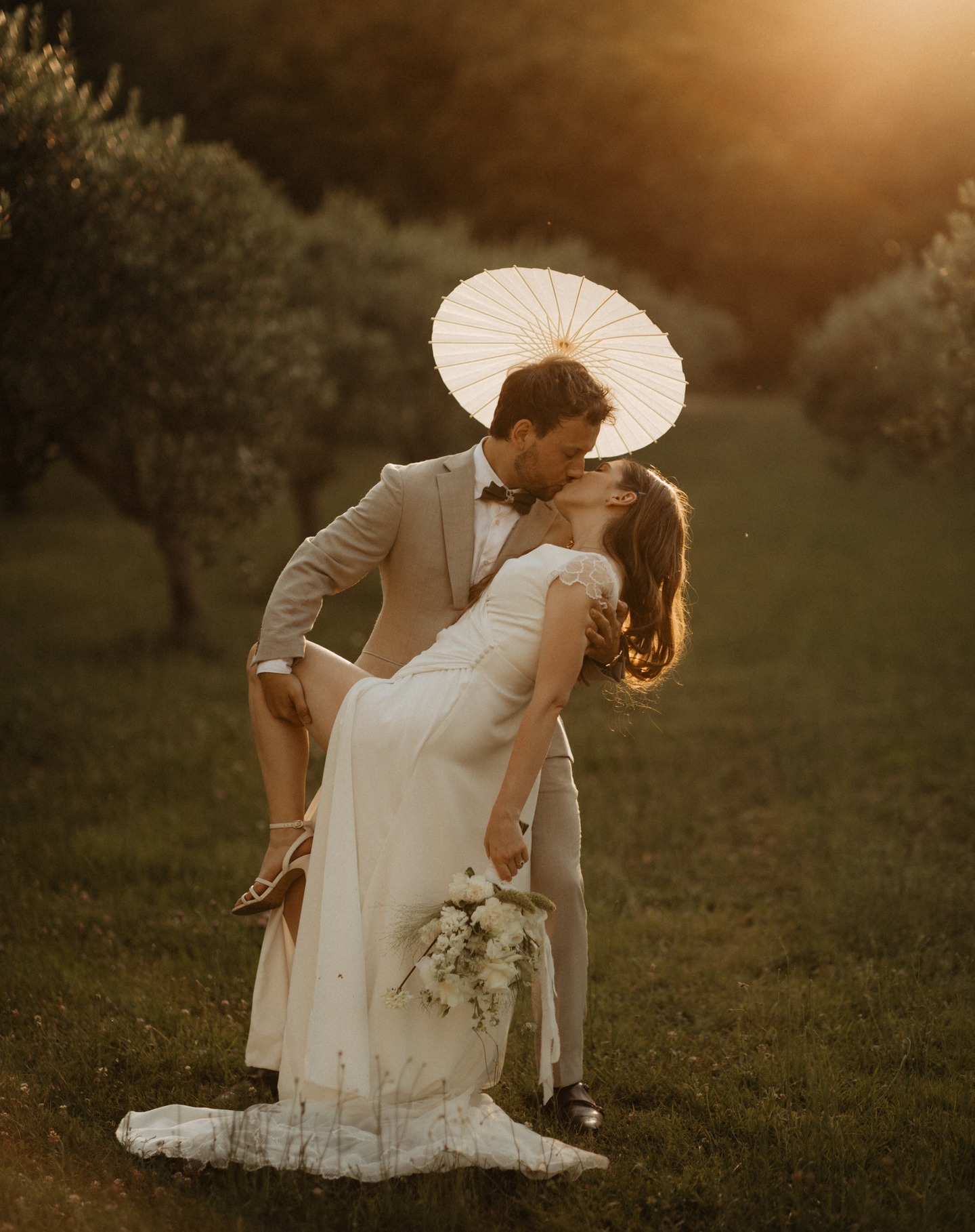 Un mariage entre élégance et éclats de rire ...
Parce qu’un mariage, c’est avant tout une histoire d’amour… mais aussi des fous rires, des instants volés et une ambiance inoubliable ! 💛
Entre une danse improvisée sous les oliviers, des baisers volés au coucher du soleil et un soupçon de folie, M&A ont su créer le mariage de leur rêve.
Merci à vous d’avoir rendu ce moment si magique. C’est pour des instants comme ceux-ci que nous aimons tant faire vivre notre domaine et donner du sens à notre projet.✨🥂
A wedding between elegance and laughter...
Because a wedding is, above all, a love story… but also bursts of laughter, stolen moments, and an unforgettable atmosphere! 💛
Between an impromptu dance under the olive trees, stolen kisses at sunset, and a touch of madness, M&A created the wedding of their dreams.
Thank you for making this moment so magical. It is for moments like these that we love bringing our estate to life and giving meaning to our project. ✨🥂
Domaine @domainedevalbonne
Wedding planner @mlj_events_
Conciergerie @conciergerielaclefdutemps
Traiteur @lavallerguetraiteur
Photographe @mdclicstudio
Vidéaste @wedding_by_shivado
Dj @nuitblanchedj
Maquilleuse/coiffeuse @alwinenogier
Maquilleuse/coiffeuse @margotvoisin_muah
Fleuriste @les_herbes_sauvages
#weddingmood #domainedevalbonne #amouretfolie #provencewedding
#mariageenprovence #mariageelegant
#olivierlovers #goldenhourlove #weddingunderthesun #romanceinprovence #provencevibes
#natureloverwedding #elegantwedding #sunsetkiss #southoffrancewedding
#bohoweddingvibes