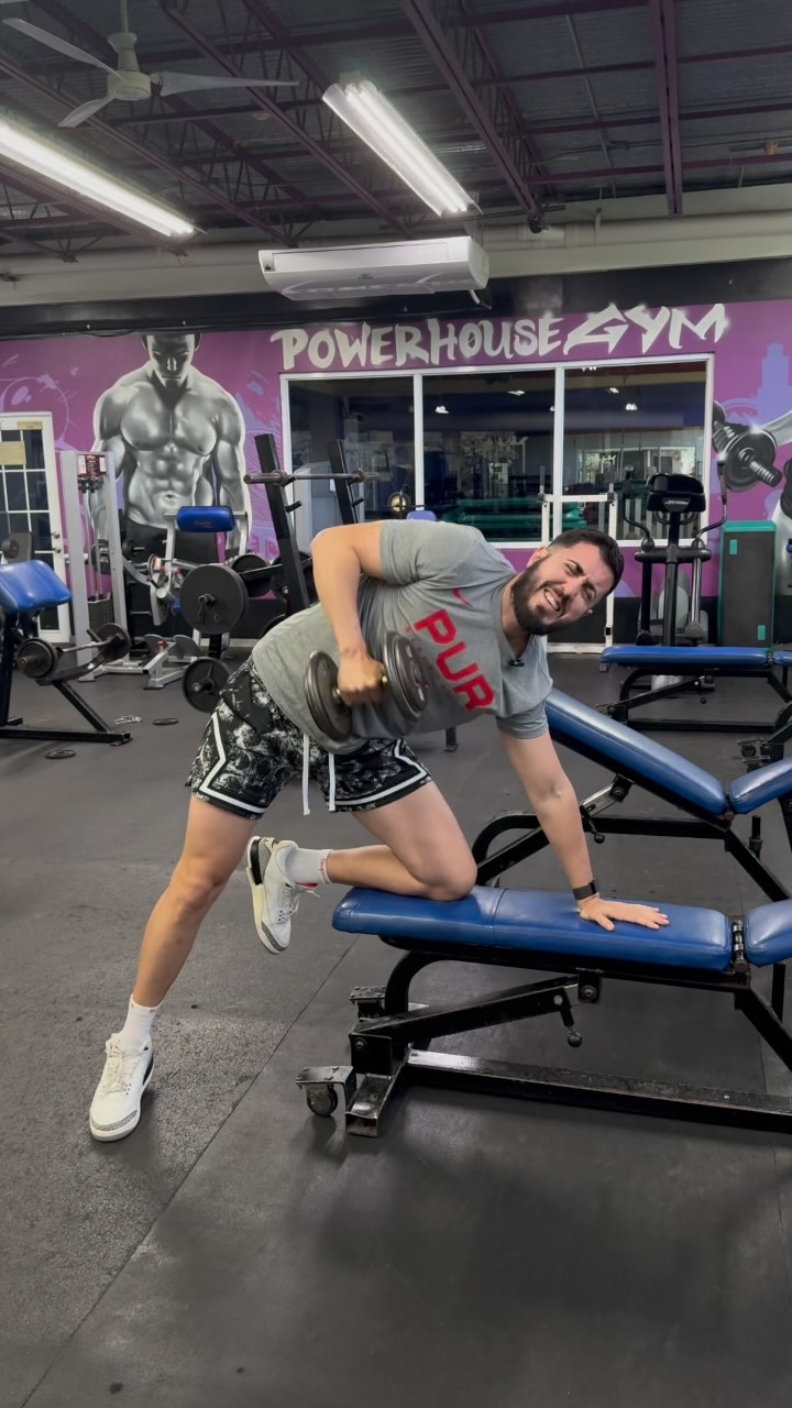 🚨 ERROR COMÚN en el DUMBBEL ROW🚨
Este ejercicio es clave para una espalda fuerte y bien desarrollada, pero si lo haces mal, puedes perder efectividad o incluso lesionarte. ❌ Hoy corregimos la técnica para que saques el máximo provecho. 💪🔥
Errores comunes que corregimos hoy:
✅ Postura recta desde el inicio
✅ Extensión completa del músculo para aprovechar todo el rango de movimiento
✅ Nada de impulso, controla el peso en cada repetición
¿Lo estabas haciendo bien? Comenta 🔥👇
#BuiltDifferent #EntrenaInteligente #BackDay