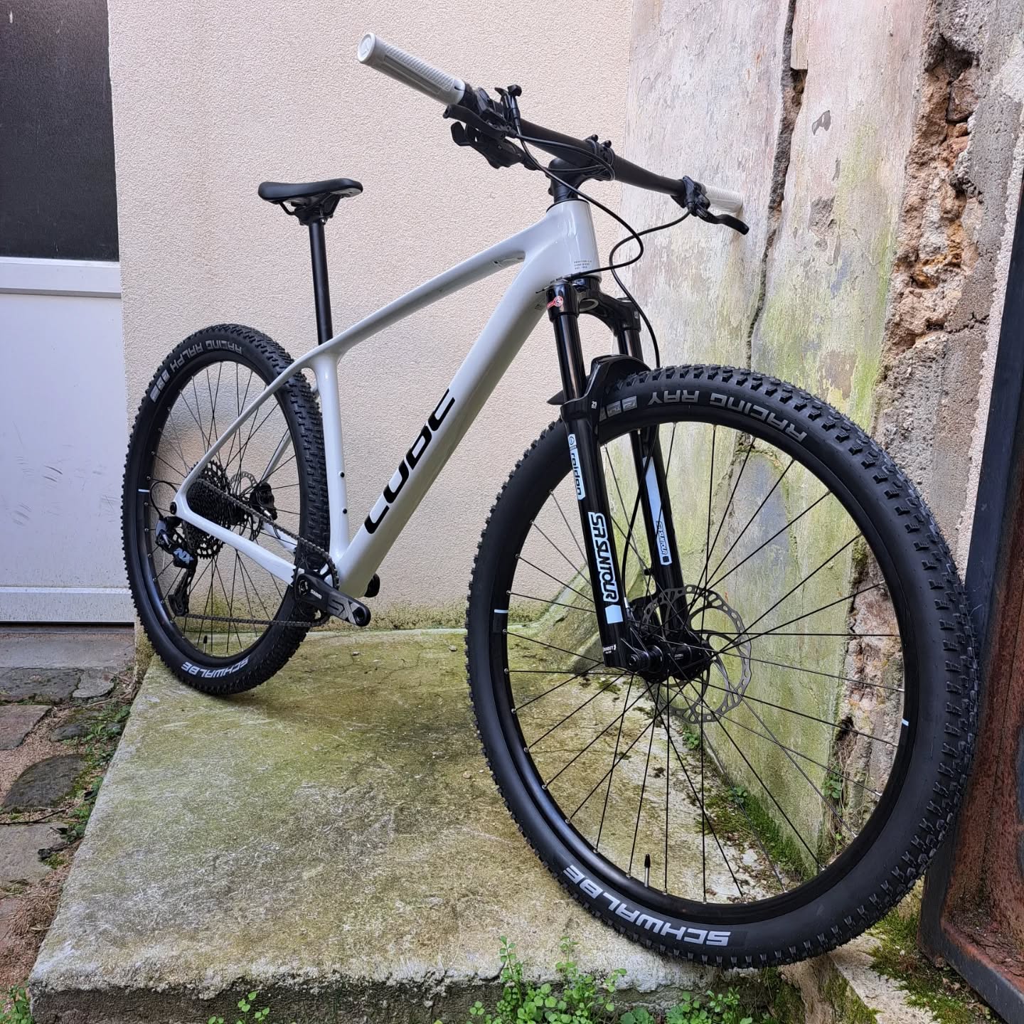 Un VTT Hardtail en carbone, bien dessiné et superbement équipé : le Cube Reaction C:62 ONE ✨️
✅️ Transmission Sram NX Eagle 12v mono plateau
✅️ Fourche à suspension pneumatique à blocage télécommandé @srsuntour_inc
✅️ Freinage hydraulique à disque Magura Mt Thirty 180/160
Et surtout un prix tout doux : 1649€ ! 🫣
Venez chercher le vôtre 😉
#mtb #magura #cubemtb #hardtail #pourmonvelo