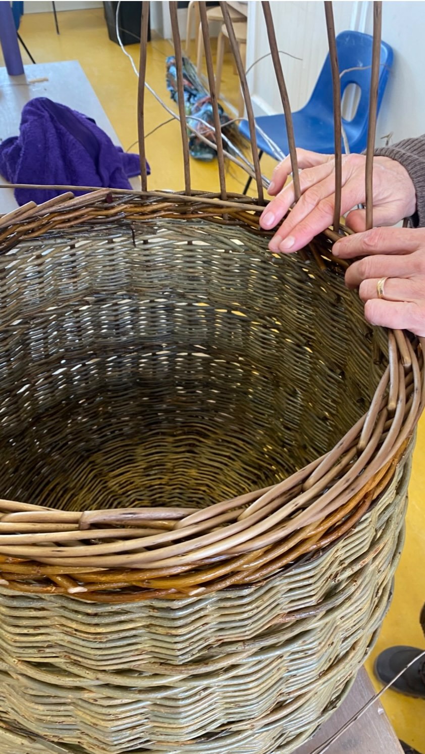 5 Thursday mornings together, 6 beautiful kindling/log baskets made, a load of fabulous skills learnt and plenty of laughs, biscuits and willow tips shared, I love my basket groups , I’m so chuffed for you all, making your ideas a reality 😍