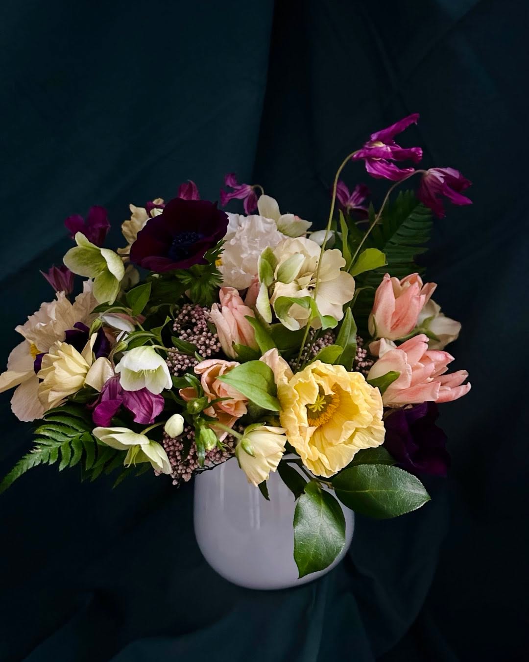Really really dark anemones competing with bright poppies to get the attention of the clematis
.
#poppies #icelandicpoppies #anemones #mistralanemones #flowerpower #floralfix #flowerstagram #floraldesign
#nycflowers #frenchflorist #artisanfleuriste #luxuryflowers #retailflowers #elegantflowers #nycflowerbouquets #classyflowers #giftflowers #lusciousflowers #subscriptionflowers #beautifulflowers #internatrionalflorist #nycflowers