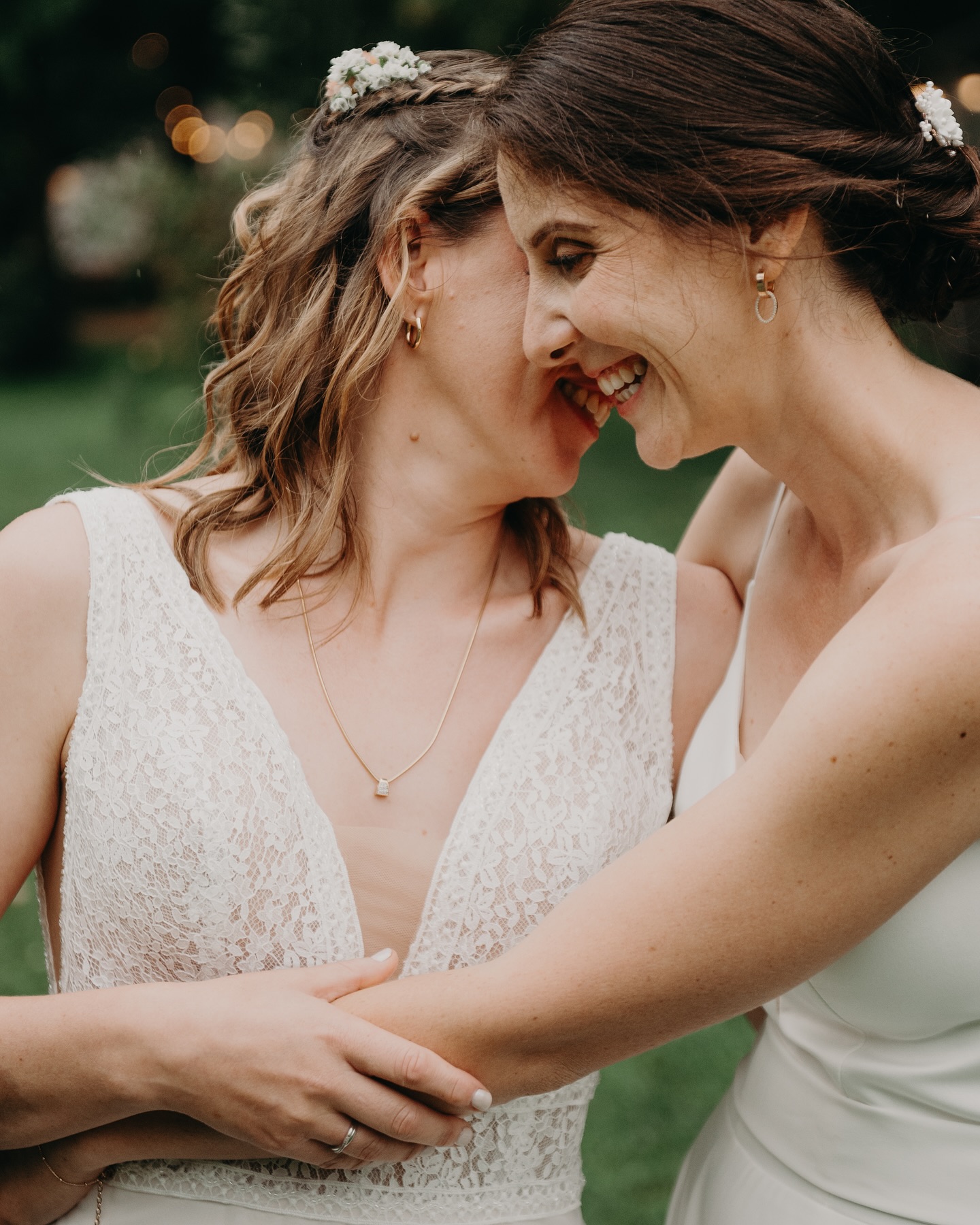 • Femmes … je vous aime •
Aujourd’hui, jour où nous célébrons la force, la sensibilité et la beauté de toutes les femmes, j’ai envie de revenir sur le week-end magique de Pauline et Mélissa.
Ce fut bien plus qu’un week-end de mariage pour nous : une rencontre humaine riche en émotions et en partages sincères.
Une rencontre inoubliable c’est certain !
3 jours d’émotions, d’imprévus, de douceur et tellement d’amour.
Au-delà des festivités, c’est cette connexion authentique qui nous a profondément touchée et qui continue de résonner en nous 🤍
Nous avions la chance d’être entourés de prestataires incroyables et adorés :
@charlenedrouelphotographe
@fermelesmessicoles x @fleurs_davril
@djned_
@enbinome
@sweety_cake_creation
@wildcookvaugency
En ce 8 mars, je choisis de célébrer la richesse et la singularité de chaque parcours féminin, ainsi que le courage de celles qui tracent leur propre voie.
Merci à Pauline & Mélissa pour ce week-end unique, qui nous a montré combien chaque rencontre humaine peut éclairer notre quotidien …
📷 @charlenedrouelphotographe
.
.
.
.
.
#domainedevaugency #journeedelafemme #femmesjevousaime #mariages2024 #domaineenchampagne