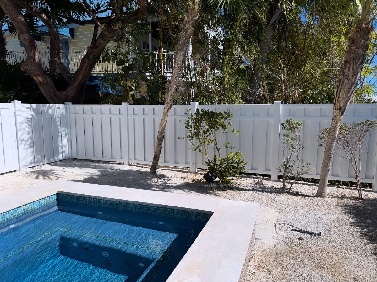Shadowbox PVC fence for pool barrier. Great alternative to privacy if you want something with more dimension. #pvcfence #shadowbox #knowafenceguy #knowafenceco