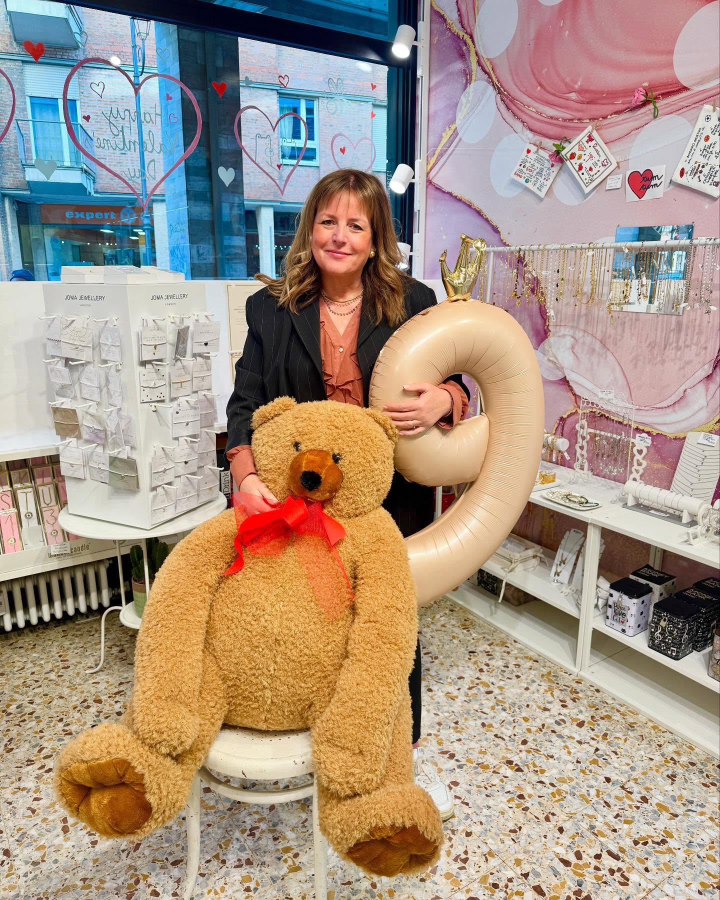 Come colonna sonora di questo post ho scelto una canzone che parla di CUORE e GRATITUDINE.
.
.
Il CUORE che mettiamo ogni giorno nel proporre e confezionare nei nostri pacchettini profumati le vostre scelte;
.
.
La GRATITUDINE perché senza il vostro sostegno e il riscontro positivo che riceviamo quotidianamente in negozio e online, Capsule non potrebbe esistere e smetterebbe di regalare a NOI e a VOI tante piccole emozioni quotidiane.
.
.
6 marzo 2016 - 6 marzo 2025: 9 anni di emozioni, progetti e desideri esauditi.
Semplicemente GRAZIE ad ognuno di voi.
Di cuore ♥️
#capsulerovereto #piccoleemozioniquotidiane #compleanno#grazie#cuore#gratitudine