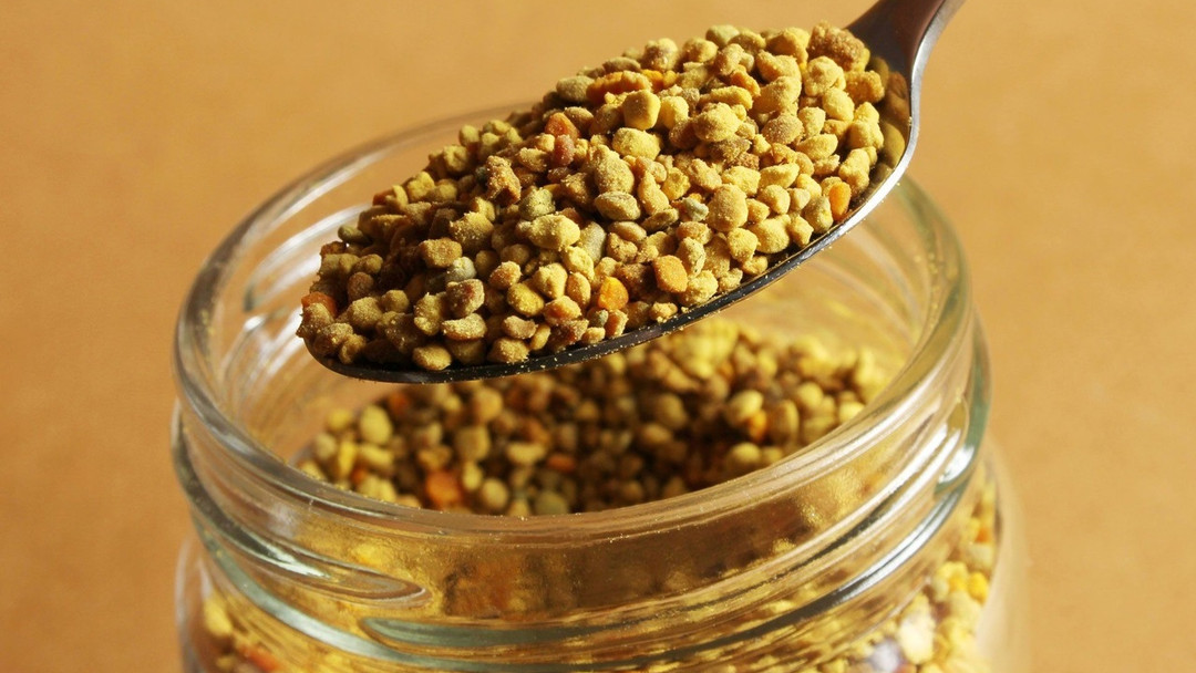 Você já ouviu falar do pólen de abelha? Este superalimento é a chave para uma alimentação mais nutritiva e equilibrada! 🌼💛 #Saúde #AlimentaçãoSaudável #PólenDeAbelha Link in Bio