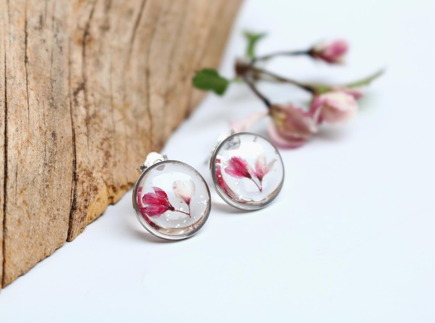 Another new product so it’s giveaway time again!! 🥳
These silver earrings and necklaces contain the teeniest of pink blossom flowers plus a sprinkling of silver glitter 🤩🌸
Dainty and fresh and perfect for Spring ❤️
If you’d like to win one pair of earrings or a necklace all you have to do is….👇🏼
1. Like this post
2. Tag someone in the comments on this post
3. Share this post on Facebook or to stories on Instagram
That’s it!!
Winner will be announced on Monday 10th March 🥳
If you can’t wait that long, head to www.silverandbirch.Etsy.com for 20% off the whole range…just in time for Mother’s Day 🥰
