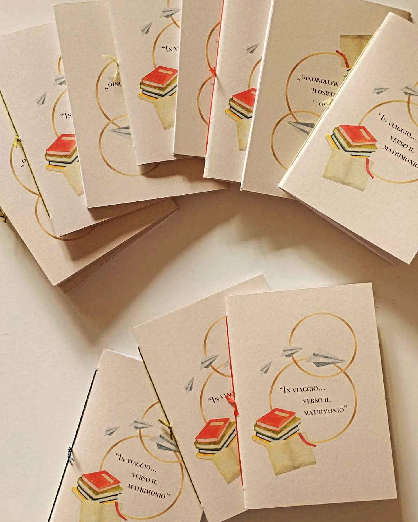 Mini libro ♥️ Grande storia
𝑸𝒖𝒂𝒏𝒕𝒆 𝒆𝒎𝒐𝒛𝒊𝒐𝒏𝒊 𝒔𝒕𝒂𝒊 𝒗𝒊𝒗𝒆𝒏𝒅𝒐 𝒏𝒆𝒍 𝒕𝒖𝒐 𝒗𝒊𝒂𝒈𝒈𝒊𝒐 𝒗𝒆𝒓𝒔𝒐 𝒊𝒍 𝒎𝒂𝒕𝒓𝒊𝒎𝒐𝒏𝒊𝒐? 𝑻𝒆 𝒍𝒆 𝒓𝒊𝒄𝒐𝒓𝒅𝒆𝒓𝒂𝒊 𝒕𝒖𝒕𝒕𝒆?
Sono tra i miei preferiti, sapientemente rilegati da @toi.rilegatura
⠀
✍️Piccoli, tascabili, personalizzabili, adattabili ad ogni evento/ricorrenza.⠀
⠀
✍️È la tua storia racchiusa in un formato bomboniera: pensieri, ricordi e capitoli da dedicare alla persona che ami. ⠀
⠀
✍️È un'idea regalo originale e UNICA ed emozionante⠀
⠀
✍️ Puoi stupire gli ospiti del tuo matrimonio, ringraziarli e condividere con loro il meglio della tua storia d’amore. Oppure utilizzarli come “cadeau”; prenderci appunti, fare liste dei desideri. Fermare i sogni 💭 ⠀
Un libro piccino e prezioso 👩❤️👨
INFO IN DIRECT