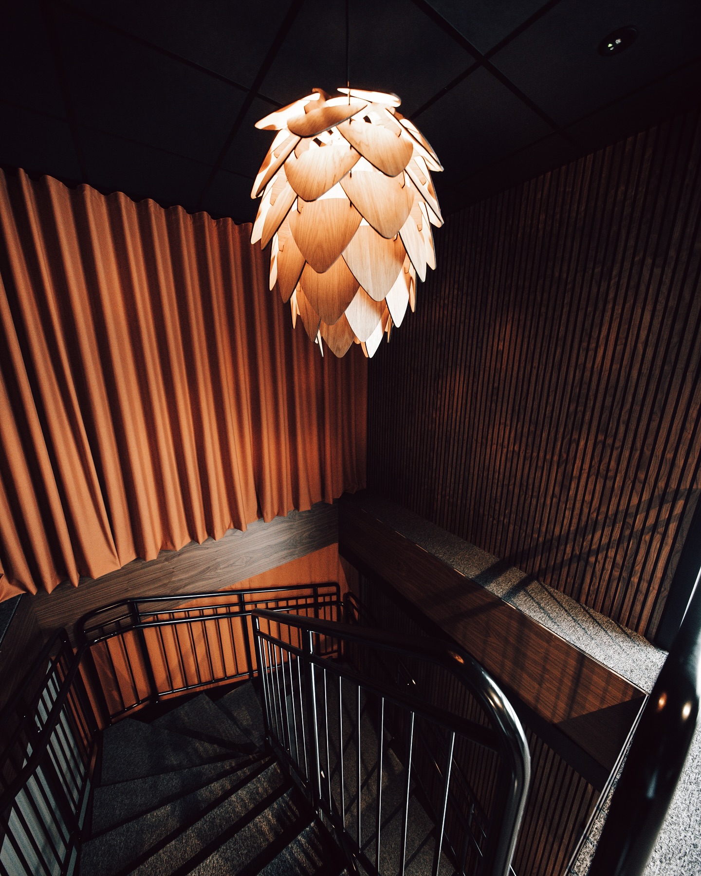 Happy Sunday! 🌿 Today’s inspiration comes from this stunning staircase. The dark, moody wood panels paired with soft curtains and sleek black stairs create a modern yet inviting atmosphere. Perfect for any commercial space, not just offices, that wants to combine style and warmth. Let this setting inspire your next project!
¡Feliz domingo! 🌿 La inspiración de hoy viene de esta impresionante escalera. Los paneles de madera oscuros y sofisticados, combinados con las cortinas suaves y las escaleras negras, crean una atmósfera moderna y acogedora. Perfecto para cualquier espacio comercial, no solo oficinas, que busque combinar estilo y calidez. ¡Deja que este ambiente inspire tu próximo proyecto! #woodonwallspain #panelesdemadera #interior #interiordesign #interior #construccion #reforma