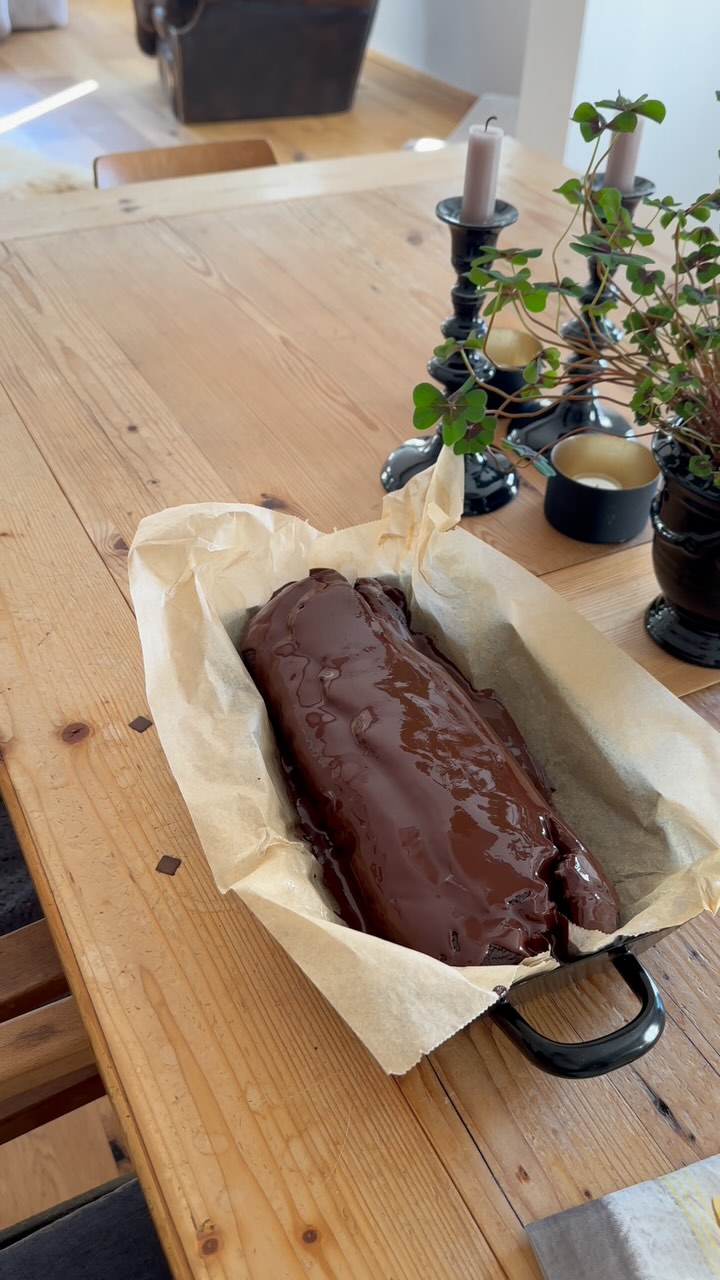 Super saftiger veganer Schokokuchen 🤎
Du willst einen schnellen, einfachen und unglaublich leckeren Schokokuchen? Dann probier dieses Rezept aus!
Zutaten:
✔️ 300 g Dinkelmehl + 1 Päckchen Weinsteinbackpulver
✔️ 50 g Zucker (Kokosblütenzucker oder was du da hast)
✔️ ½ TL Salz
✔️ 50 g Kakao
✔️ 135 g Öl
✔️ 360 g Mineralwasser
✔️ 100 g vegane Schokolade
So geht’s:
Alles vermischen, Schoki hacken und unterheben. Bei 180° Ober/Unterhitze für 1 Stunde backen.
#diehiemers #sogehtgesundesleben #vegan #schokoladenkuchen #schokokuchen #backen #einfachbacken #gesundheit #wohlbefinden #rezeptideen