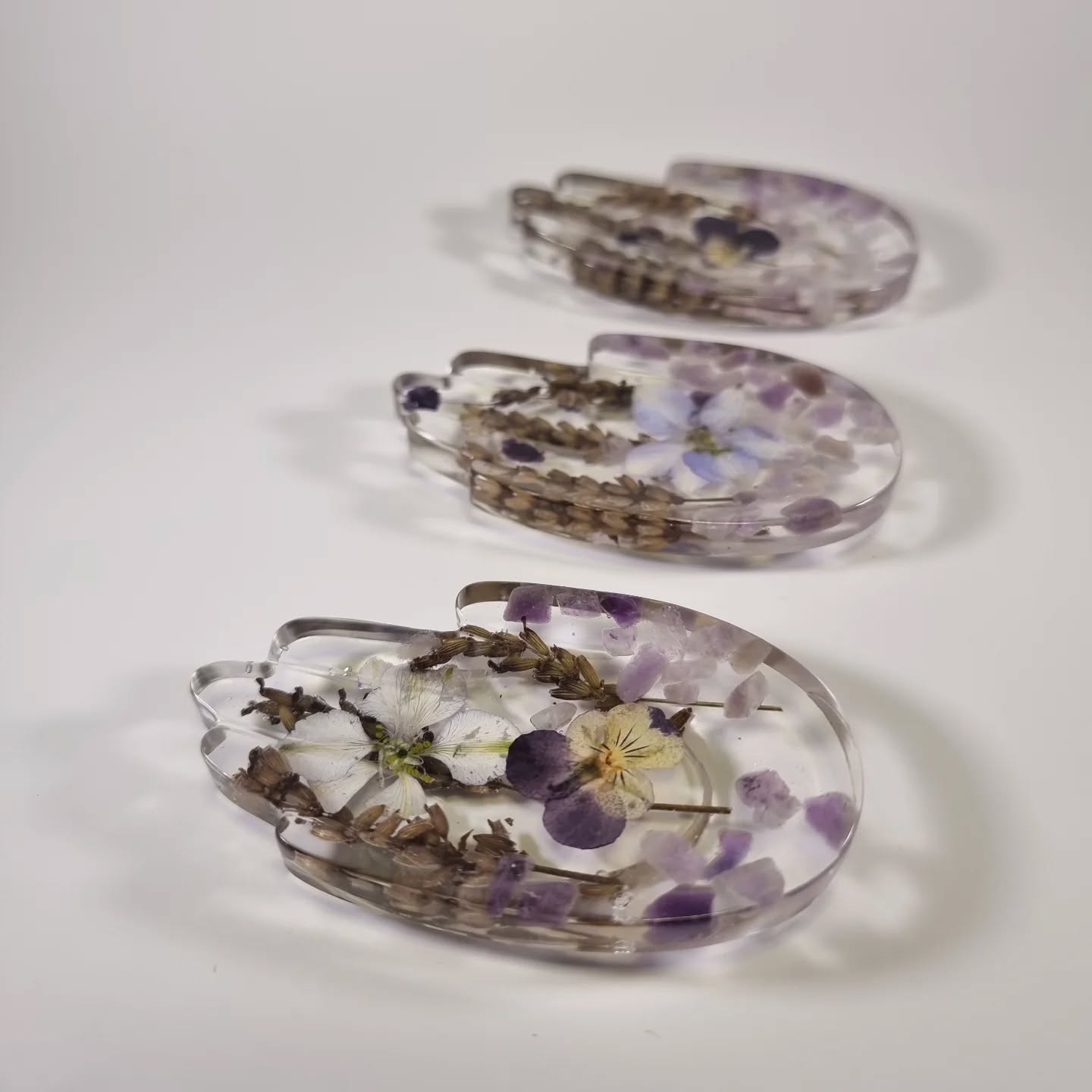 💜 L'améthyste,
Connue pour ses propriétés apaisantes, favorise la méditation et la spiritualité.
Possibilité de faire à la demande.
DM en privé pour plus d'informations🪷
#resine #epoxy #fleurs #création #art #passion #resine #epoxy #resineepoxy #resineepoxyresinart #woofer #bois #fleurs #flowers #création #passion