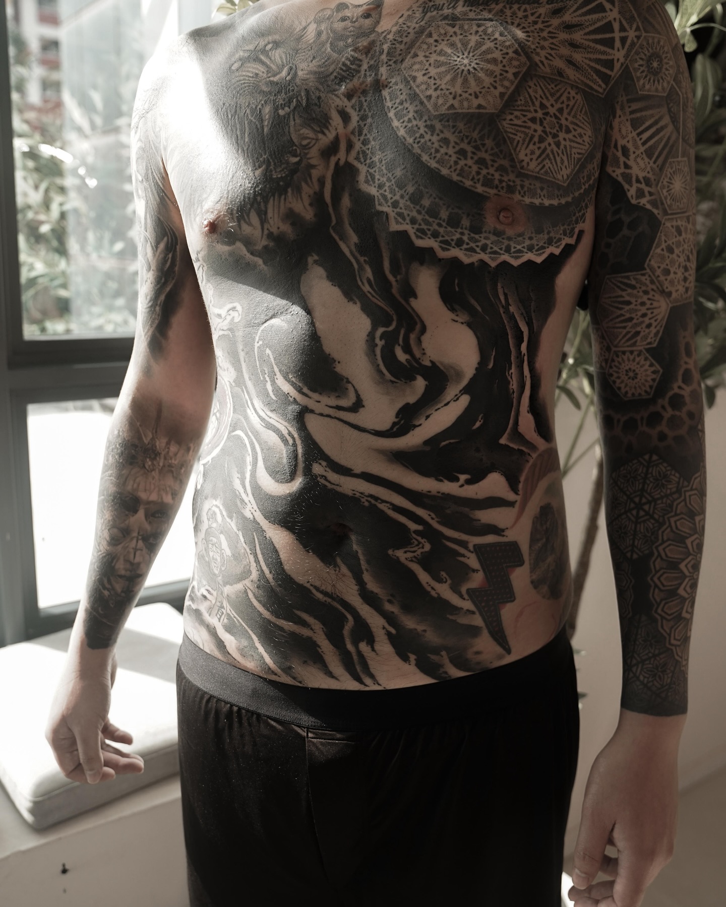 Along side many great artists in Singapore , glad to be part of the collection ,
Using the best ink @dynamiccolor best balm @bheppo @killerinktattoo for our supplies !!! @asiatattoosupply for the amazing crown needles