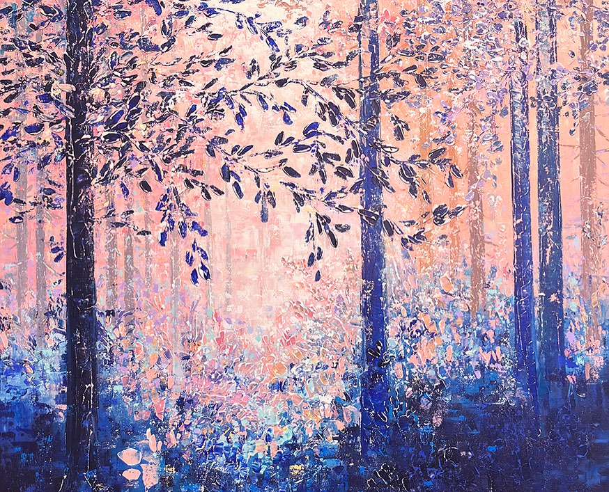 Maaliskuun näyttely on avattu, tervetuloa! ☀️
Esittelyssä maaliskuun taiteilija Heidi Heinonen @hheinonen.art :
”Maalaan useimmiten kasviaiheisia ja melko värikylläisiä maalauksia. Kasveissa minua kiehtoo muotokielen lisäksi rajaton mahdollisuus jatkaa todellisuutta mielikuvituksella. Tyylini leikittelee jossain abstraktin ja esittävän välimaastossa, jättäen tilaa katsojan omalle tulkinnalle. Usein kuulenkin, että muut näkevät maalauksissani jotain, mitä en tiennyt sinne maalanneeni - ja se on mielestäni pelkästään hauskaa! Maalaan akryyliväreillä, yleisin työskentelyvälineeni on palettiveitsi. Maalausjälkeni on hyvin suurpiirteinen ja työskentelytapani fyysinen. Tanssin ja touhuan tehdessäni, jonka vuoksi kovin pikkutarkkaa jälkeä on harvemmin tarjolla. Maalatessani muusana toimii musiikki. Koen musiikin väreinä ja muotoina, jotka sitten päätyvät kankaalle. Jokainen teos syntyy omaa lempimusiikkia kuunnellen. Prosessin edetessä musiikkikattaus ensin kapenee ja lopulta kietoutuu yhden kappaleen ympärille. Kukin maalaus onkin nimetty sen mukaan, mikä kappale on soinut uudestaan ja uudestaan teoksen valmistuessa. Käden ja silmän yhteispeliä tukevaa koulutustaustaa minulla on hiljattain pakettiin saatujen muotoilijan opintojen lisäksi graafiseltaja vaatetusalalta. Takataskusta löytyy myös taiteen perusopinnot kuvataiteessa. Uskon kuitenkin, että maalaamaan olen oppinut maalaamalla, sillä vain viettämällä paljon aikaa tekemisen parissa syntyy varmuus ja osaaminen tekemiseen sekä oma tunnistettava kädenjälki.”
Tervetuloa tutustumaan näyttelyyn Aatos Cafen aukioloaikoina Ti-Pe 9-15 ja La 10-15 ja toki myös Vanha 123:n tapahtumissa. Seuraa tapahtumia ja infoa tileillä: @aatoscafe @vanha123_porvoo
#taidenäyttely
#kotimaistataidetta
#VisitPorvoo
#Aatosgalleriaporvoo
@aatosgalleriaporvoo @aatoscafe @vanha123_porvoo @hannakekalainen