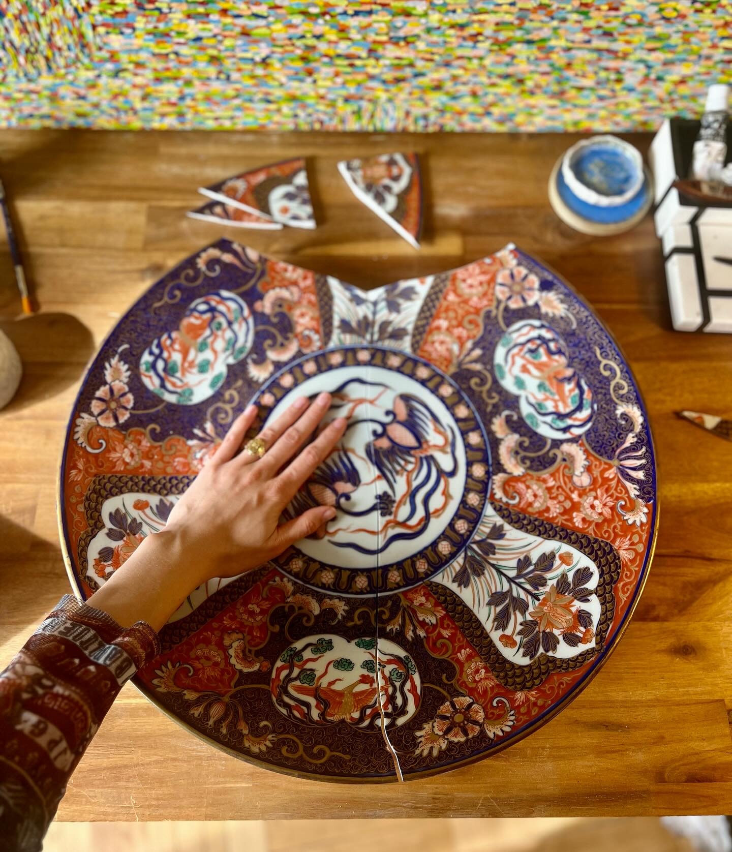 Grande réparation sur une assiette au décor japonais #kintsugi #kintsugilover #kintsugiart #japanesecraft