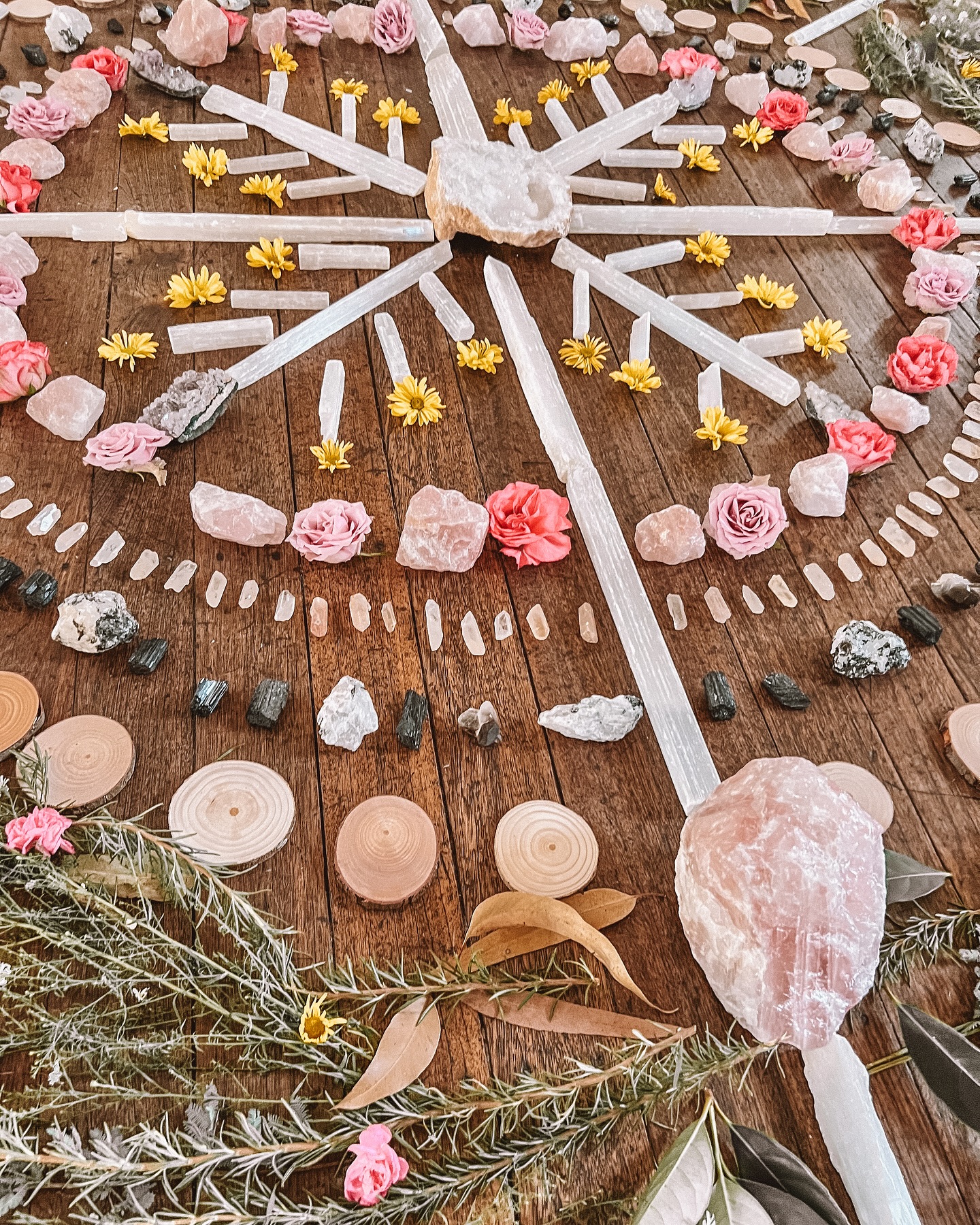 !!! FULL MOON CEREMONY 14th March !!!
The Virgo Full Moon radiates an energy of purification, alignment, and embodiment, calling us to tend to every part of ourselves—mind, body, emotions, and spirit with devotion and care.
This ceremony is born through the intention of returning to our bodies to feel the pulse of life within us, and to honour the temple that houses our spirit.
🌕Friday 14th March
🩷 6:30pm-9:30pm
🦋 Venue- Moon Aura Healing
❤️ Only 8 spots.
To book your spot visit our website under “events” or find the link in the bio 💗
#moon #moonaura #moonaurahealing #fullmoon #fullmoonceremony #fullmoonceremonybrisbane #womencircle #womencirclesbrisbane #somatichealingbrisbane #soundbathbrisbane #breathworkbrisbane #energyhealingbrisbane #crystalshopbrisbane #meditation #meditationbrisbane #guidedmeditation #feeling #happiness