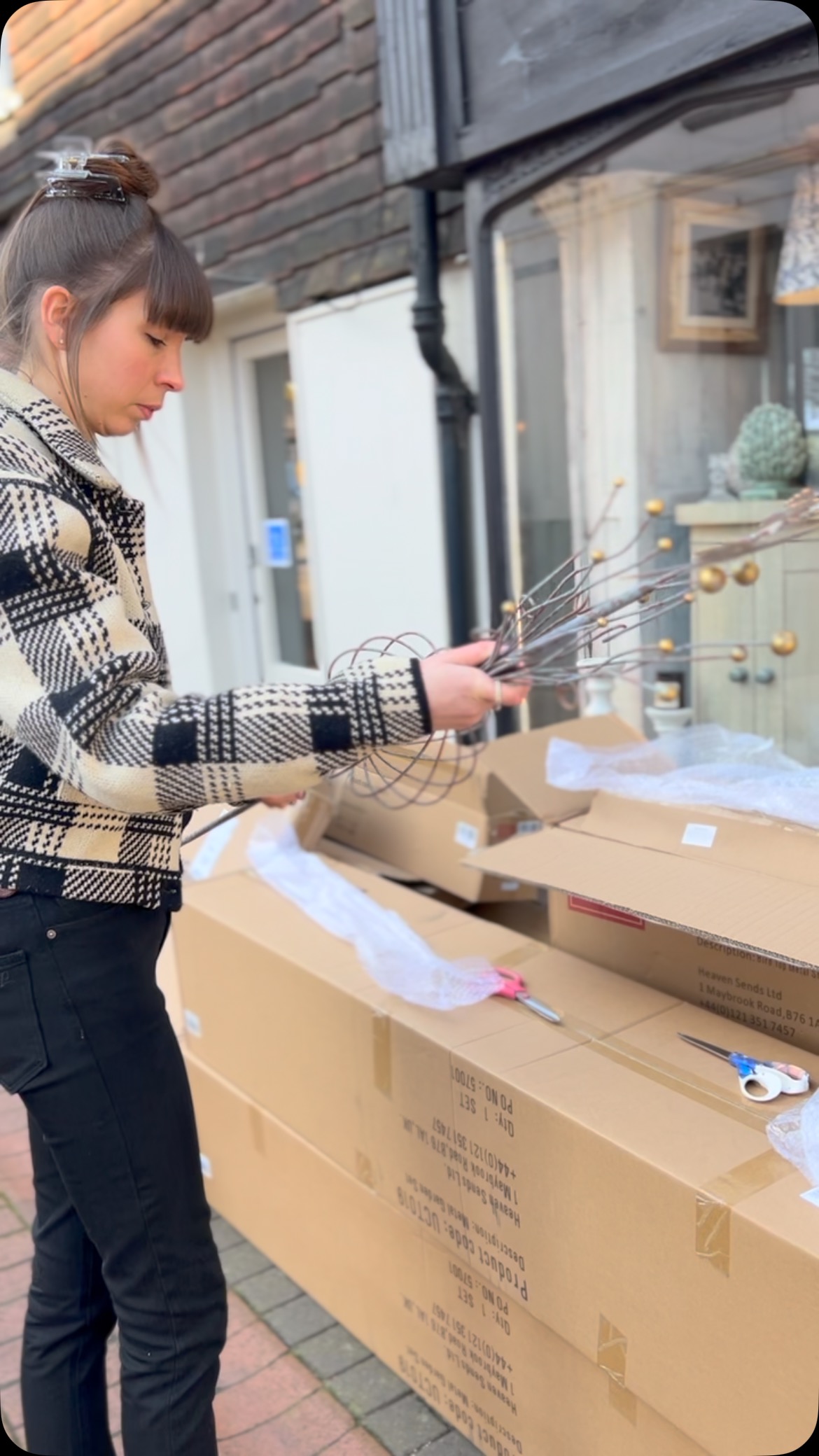 Delivery day! New lovely garden decorations arrived including our popular obelisks! Spring is on its way… Mais si ! Mais si! #garden #gardendecorideas #springstyle #gardenaccessories #outdoordecorations #outdoordeco