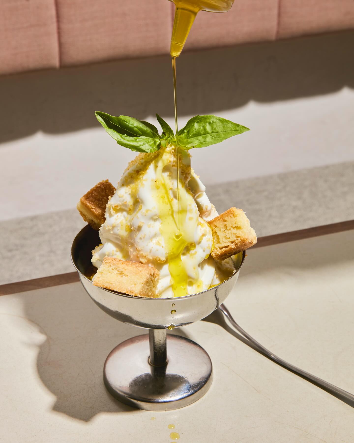 Buffalo soft serve with olive oil and sea salt🐃🍦 This is the classic version that’s always on the menu.
Buffalo milk makes a super creamy soft serve, with a slightly burrata-like flavor. We add a sprinkle of sea salt and olive oil. This makes it more savory - a bit like a sea salt caramel. The super buttery short bread gives texture and richness ✨
The buffalo milk is from a local farm, and the short bread we use is made especially for us by our neighbors @katiesbluecat.