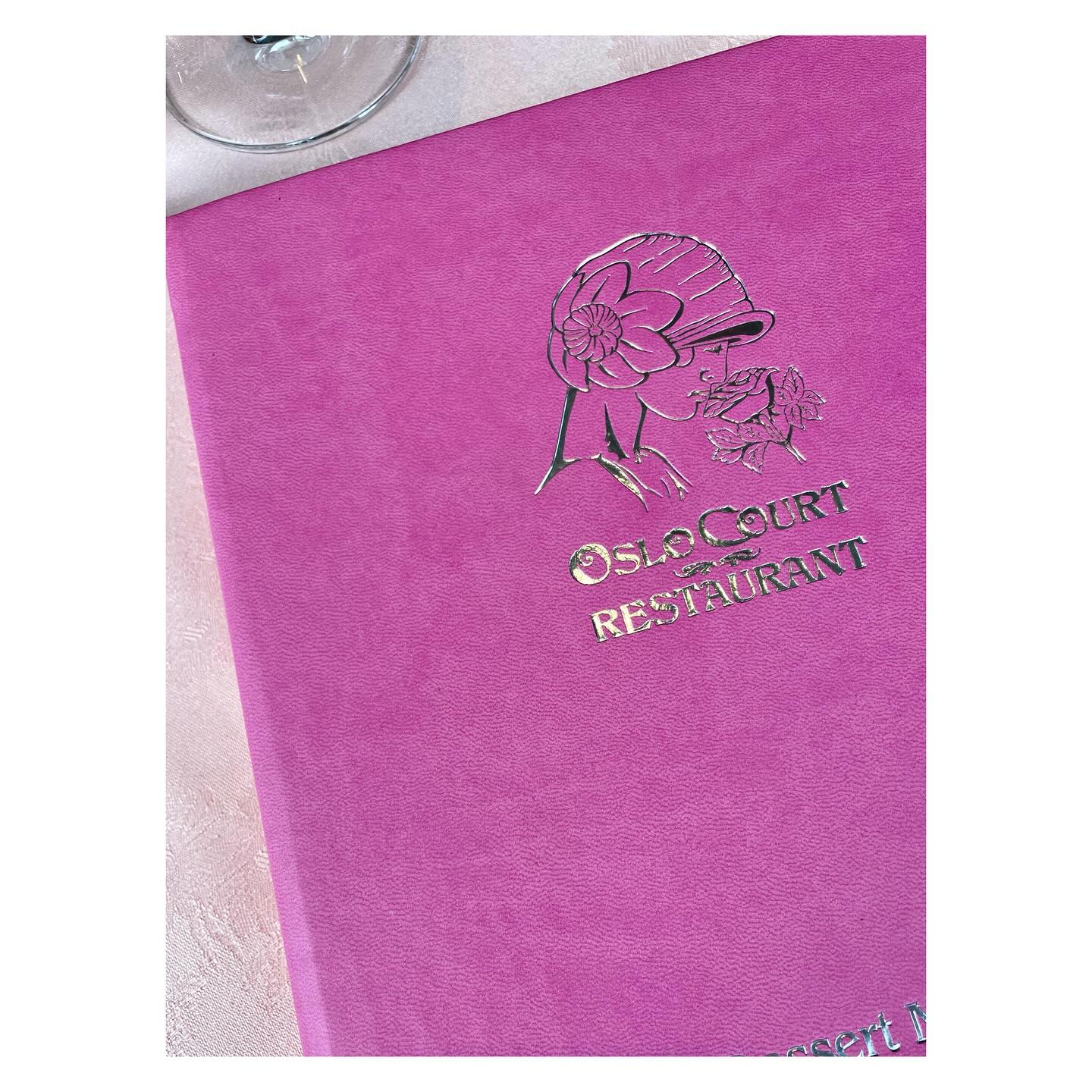 The very kitsch Oslo Court restaurant, 1980’s napkin folding and impeccable service. Situated in a 1940’s residential block by Regents Park - pink a plenty.
#oslocourtrestaurant #whatacharm #nostalgicdecor