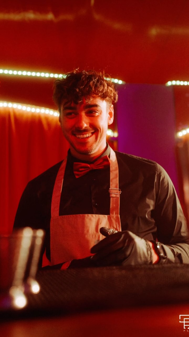 Lors du SIRHA, nous avons eu le privilège d’orchestrer une soirée inoubliable aux côtés de @pcbcreation sous le majestueux chapiteau du Cirque Imagine. Une immersion totale où mixologie et spectacle vivant se sont rencontrés pour une expérience sensorielle unique !
🍸 Au menu de cette soirée d’exception :
✨ Des cocktails signatures élaborés par nous même
🎪 Une scénographie immersive plongeant les convives au cœur de l’univers du cirque @cirque_imagine_lyon
🍴 Un service traiteur raffiné signé @magner_le_moment_m ,pour une expérience gastronomique sur-mesure
Un immense merci à PCB CREATION pour leur confiance, ainsi qu’à nos précieux partenaires pour cette magnifique collaboration !
📸 Retour en images sur cette soirée où l’art du cocktail et de la gastronomie ont sublimé l’instant...
Un grand merci à @dpz_flicks pour ces magnifiques clichés