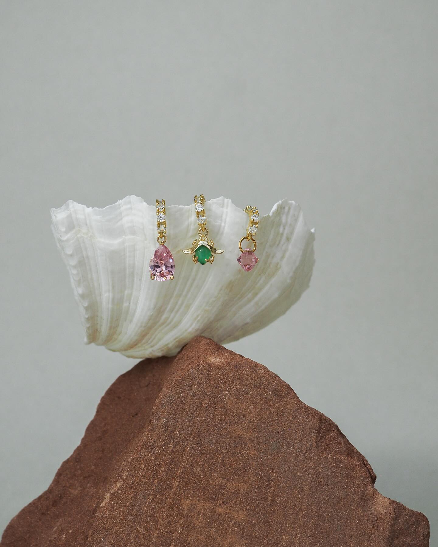 Søteste øredobb-stacken for våren? 🩷💚🩷
Visste du at smykkene fra WAHL-WEST håndlages i Oslo? Hvert smykke du bestiller fra wahlwest.no eller kjøper i en av butikkene som fører smykkene, er håndlaget på bestilling ✨
Derfor er jeg også ekstra nysgjerrig på hvilken av disse som er din favoritt? Håper du vil stemme ✨
God lørdag 💕