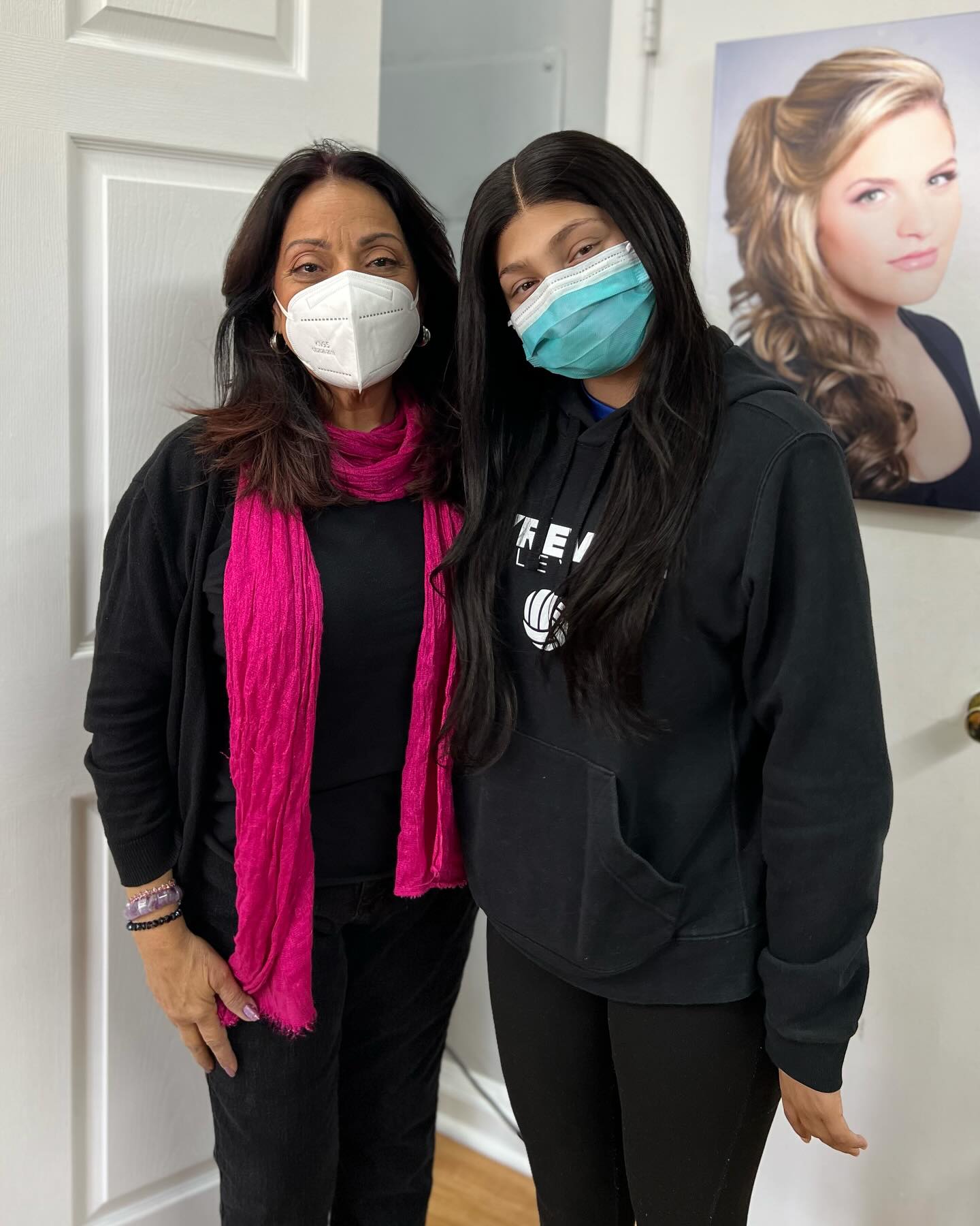 Thankful that we were able to give Scarlett two wigs today! One that she can wear when playing volleyball and being active at school, and one she can wear every day🤗
•
None of this is possible without the help of our generous donors, we can never thank you enough! 🩷
•
•
•
#dowonders #confidencerestored #dowonders #wigsbylillianlee #cancersurvivor #wig #wigrecipients #wigdonation #wigdesigner #donatetoday #wigsforkids