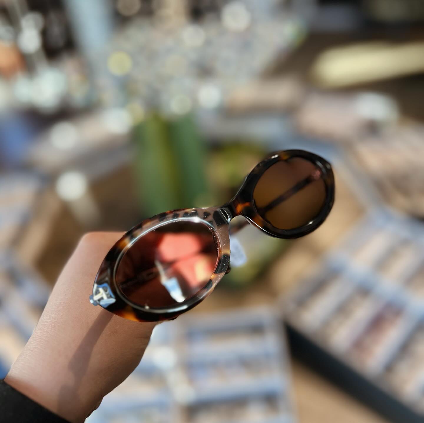 ÄNTLIGEN visar sig solen!!☀️🤩
Igår trillade denna ovala skönhet från @tomford in hos oss🤤😍