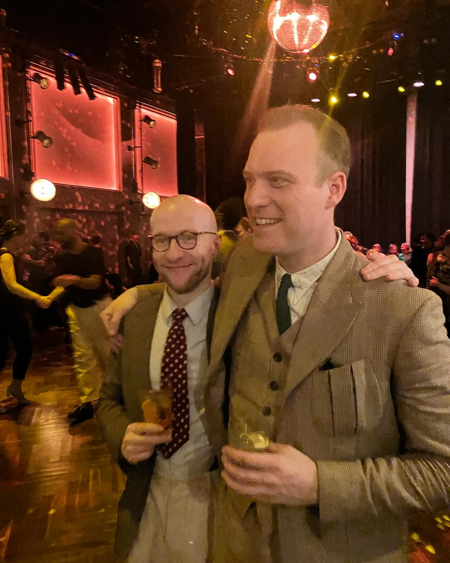 What a powerful Friday night concert with The Big Five at The Berlin Balboa Weekend 2025.
Was happy to hang with Harry Evans after the show and nerd around about vintage bass playing. 😉
@thebigfivejazzberlin
@harryevansmusic
@daveetheewave
@berlinbalboaweekend
#swing #hotjazz #doublebass #1930s #1940s #vintagefashion, #slapbass #stringbass #gutstringbass #oldtimes #vintageberlin #vintage #30sfashion #music #bass #jazz #jazzmusic #thebigfivejazzberlin #dance #rhythm #berlinbalboaweekend #säälchen #holzmarkt25 #harryevansmusic