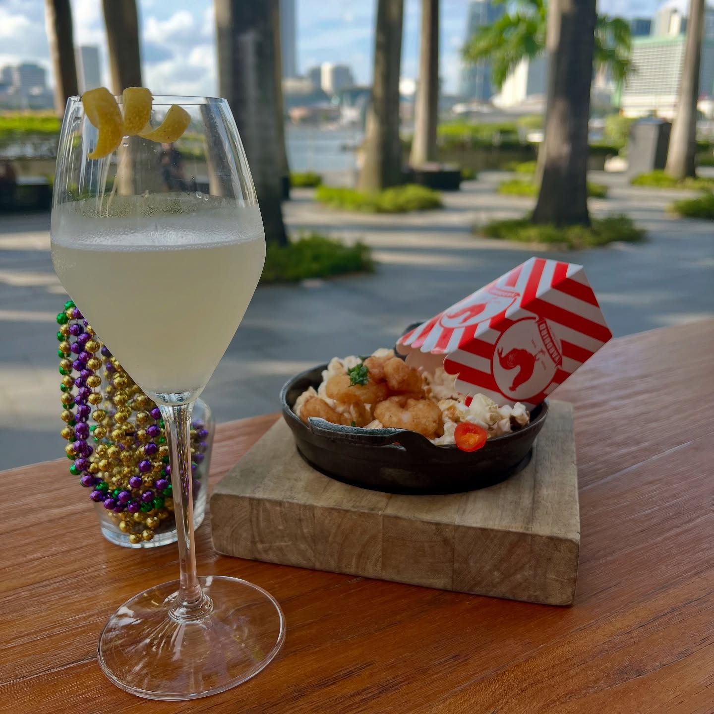 Great night last week celebrating Mardi Gras at @yardbirdsingapore 🎉🙌 The cocktails were 🔥,
Including a bourbon smash and classic Sazerac (made with Buffalo Trace bourbon!), French 75 and a Hurricane 🍹Huge shoutout to the Yardbird crew and the live jazz band for setting the vibe!