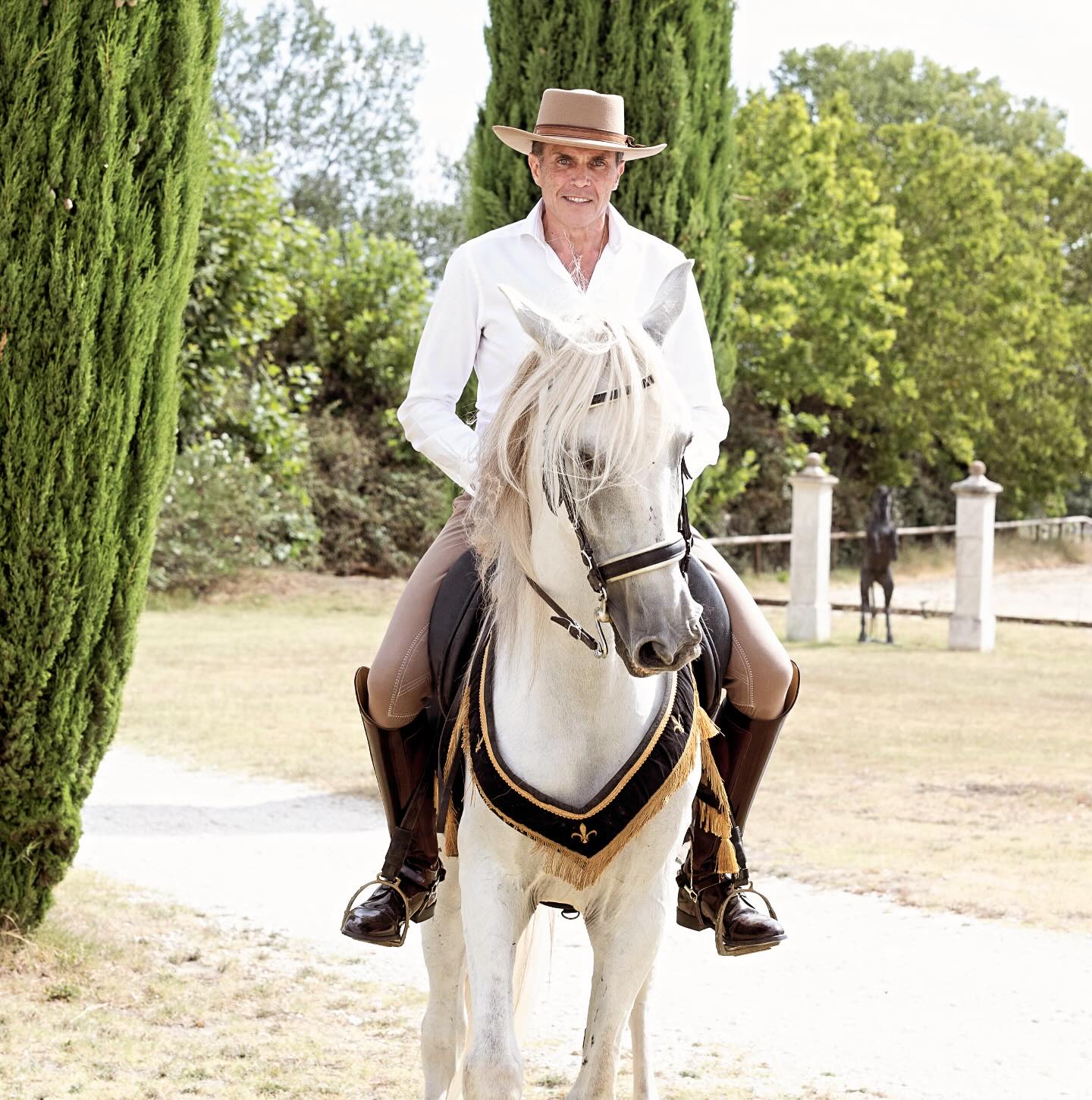 Mon mari, mon âme sœur, l’amour de ma vie, aujourd’hui est un jour spécial, c’est le jour où le destin m’a offert le plus beau cadeau : toi. Chaque jour à tes côtés est un bonheur, une aventure, une promesse d’amour infini.
Que ton anniversaire soit à l’image de tout ce que tu mérites : remplie de joie, de tendresse et de moments magiques. Je t’aime plus que les mots ne peuvent l’exprimer. 🥂🍀❤️
*****************************************
#birthday #happybirthday #charlesphilippedorleans #princecharlesphilippedorleans #princecharlesphilippe #princedorleans #ducdanjou #naomidorleans #naomivaleskadorleans #princessenaomidorleans #princessenaomi #princessedorleans #duchessedanjou #maisonroyaledefrance #france