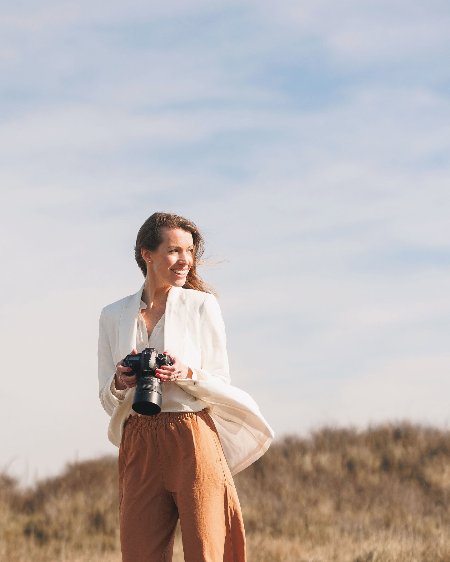 Season’s coming, en wat heb ik daar zin in! Er staan al een hele hoop leuke familie shoots op de planning, mooie bruiloften en natuurlijk ook de Moederdag en Vaderdag minishoots, op 11 mei en 15 juni. Heb jij ook zin om lekker naar buiten te gaan en mooie momenten te laten vastleggen? Laat het me weten en we plannen jouw shoot in.
📷 @studio.annemarije, edit @daniellebosschaart.photography