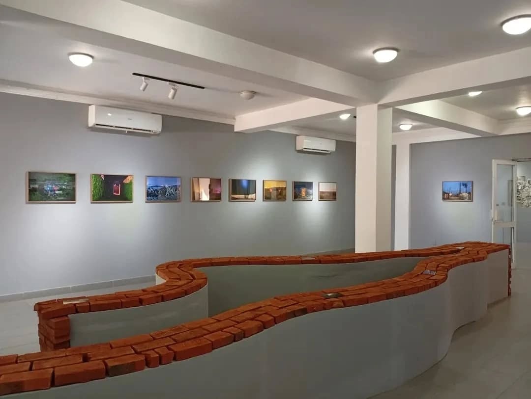 Congratulations to our DAS 2023 artist Ahmed Rasel on exhibiting his long-term series *Nocturne* at JDA Perera Gallery, Colombo, Sri Lanka. This exhibition was organized by @kalasouthasia as part of their 2nd edition of the Kala Commune Residency program, curated by Mandira Ranathunga @mandira.ranathunga365.
Brick kilns are a common sight across Bangladesh, especially around big cities, with long chimneys puffing grey smoke. Workers, earning low wages and without dignity, produce millions of bricks.
With over 160 million people, Bangladesh pays the environmental price for its rapid urbanization and high economic growth. The demand for housing has fueled the brick-making industry, a 150-year-old tradition now thriving.
Government reports show a rise in brick kilns from 4,985 to 7,900, while environmentalists estimate around 10,000. Most kilns operate on agricultural land without environmental clearance, harming farm productivity. Using coal, old tires, and wood for fuel, they release toxic pollutants, causing severe health and ecological damage.
@dhakaartsummit
@samdaniartfoundation
@nadiasamdani
@rajeebsamdani
@dhakadiana
@rux_q
@ahmedrasel_photo
@swilin_haque
@sazzad1985
@iftekharnoor
#dhakaartsummit #samdaniartfoundation #dhaka #sylhet #art #artwork #DAS #exhibitions #contemporaryart #srihatta #artistresidency #sculpture #SAF #ahmedrasel #kala