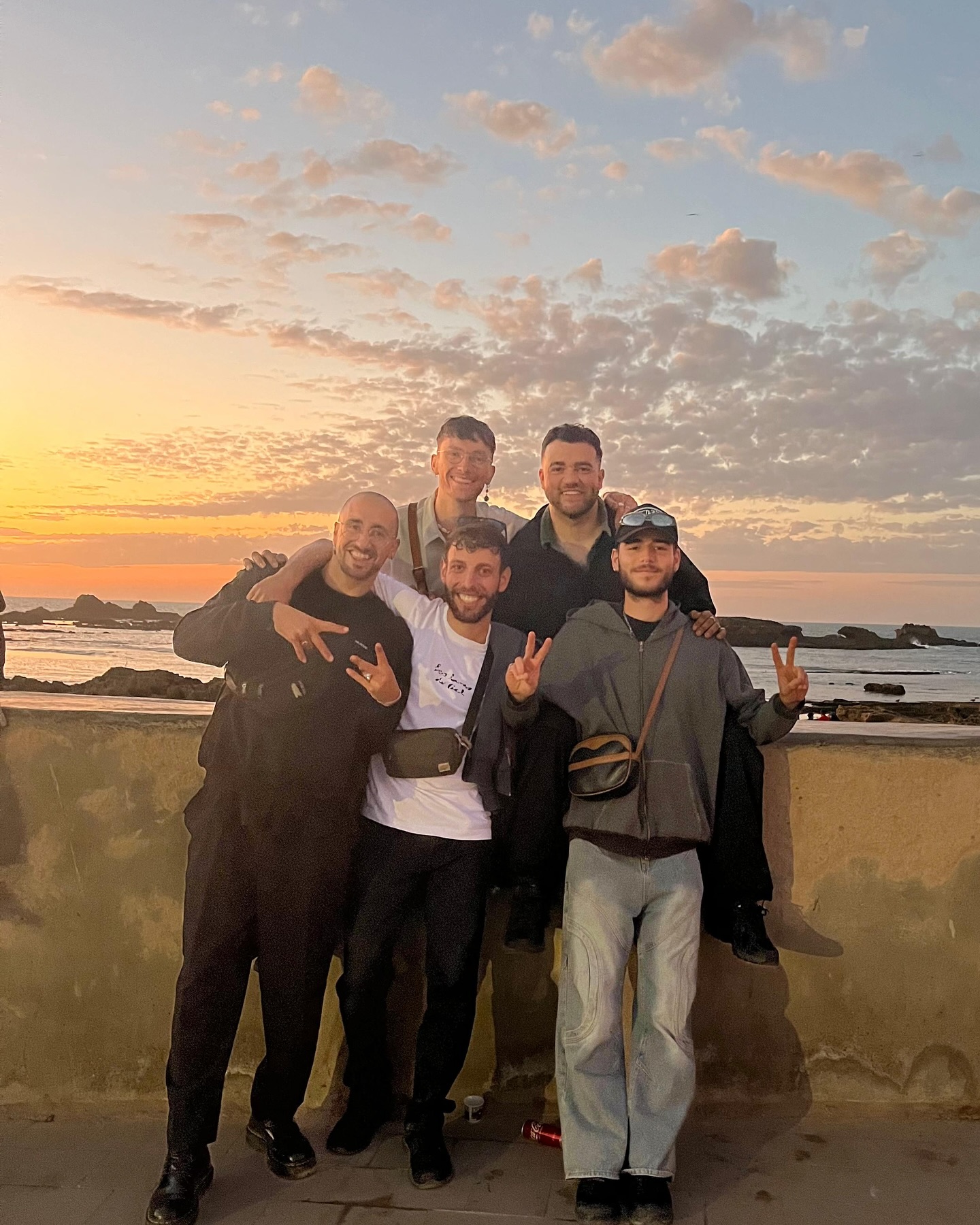 FR 🇫🇷
Cet hiver, je suis parti au Maroc avec mes meilleurs potes pour faire du son et prendre du soleil, et je vous avoue que je me suis rarement senti aussi bien.
L’année passée, j’ai très peu composé, mais en arrivant là-bas, toute la motivation et toute l’envie sont revenues plus que jamais, et ça a continué en rentrant chez moi
J’ai donc le plaisir de vous annoncer officiellement que je présenterai mon tout nouveau live set vendredi 14.03 au @nouveaumonde pour la 3ème édition du 212F, festival que j’organise en collaboration avec le @collectifcopains depuis 3 ans maintenant.
J’y ai également joué à la première édition, et je vais pas vous mentir, ça a été dans le top 3 concerts de ma vie, alors je me réjouis énormément de vous y revoir ! 😍
En plus, cette fois, je serai sur la programmation avec deux queens, @maora.dj pour l’ouverture et @emma____b____ pour le closing 👀
Trop trop hâte !!
Vous pouvez prendre vos tickets avec le lien dans ma bio, mais ça a été sold out chaque année, alors je vous conseille de ne pas trop traîner ! 🫶
EN 🇬🇧
This winter, I went to Morocco with my best friends to make music and soak up the sun, and I have to admit, I’ve rarely felt this good.
Last year, I barely composed anything, but as soon as I got there, all my motivation and inspiration came rushing back stronger than ever—and it kept going when I got back home
So, I’m really excited to officially announce that I’ll be presenting my brand-new live set on Friday, 14.03 at @nouveaumonde for the 3rd edition of 212F, a festival I’ve been organizing in collaboration with @collectifcopains for the past three years.
I also played at the very first edition, and honestly, it was in my top 3 concerts ever, so I can’t wait to see you all there again! 😍
Plus, this time, I’ll be sharing the lineup with two queens, @maora.dj opening the night and @emma____b____ closing it down 👀
So, so hyped for this!!
You can grab your tickets via the link in my bio, but it’s been sold out every year, so I wouldn’t wait too long! 🫶
Design 13 : @_chca