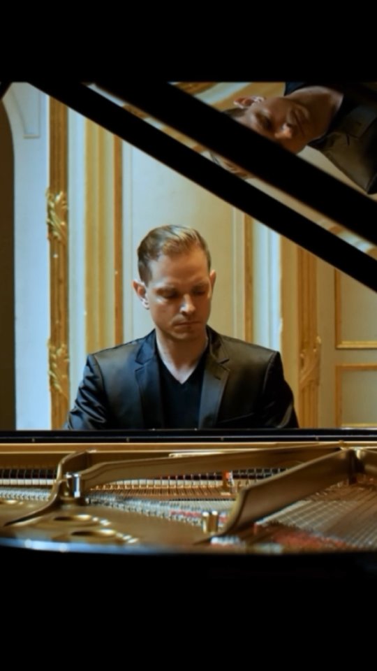 This EcoRecord is a world premiere - and you can listen to it on every turntable player. It is the first in the classical and neo-classical genre and features on side A my "Fantasy for Piano and Orchestra in B Minor, Opus 8" and on side B my "Piano Sonata No. 6."
.
The Fantasy on side A has never been published before, so it is another world premiere. You can order the LP through the link in my biography or through my website www.oestlind.com.
.
Enjoy listening, and feel free to let me know how you like the recordings!"
.
#classical #classicalcomposer #classicalmusic #classicalmusician #classicalmusicians
#classicalpianist #classicalpiano #pianist #pianists #pianistsofinstagram #ecorecord