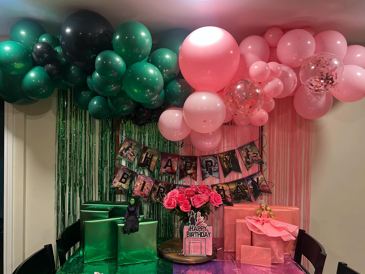 Elphaba💚vs Glinda🩷
Why choose one when you can have both! 🧹🫧✨
•
•
•
•
•
#wicked #elphaba #glinda #wickedparty #wickedballoons #birthdayballoons #birthdaypartyideas #partyballoons