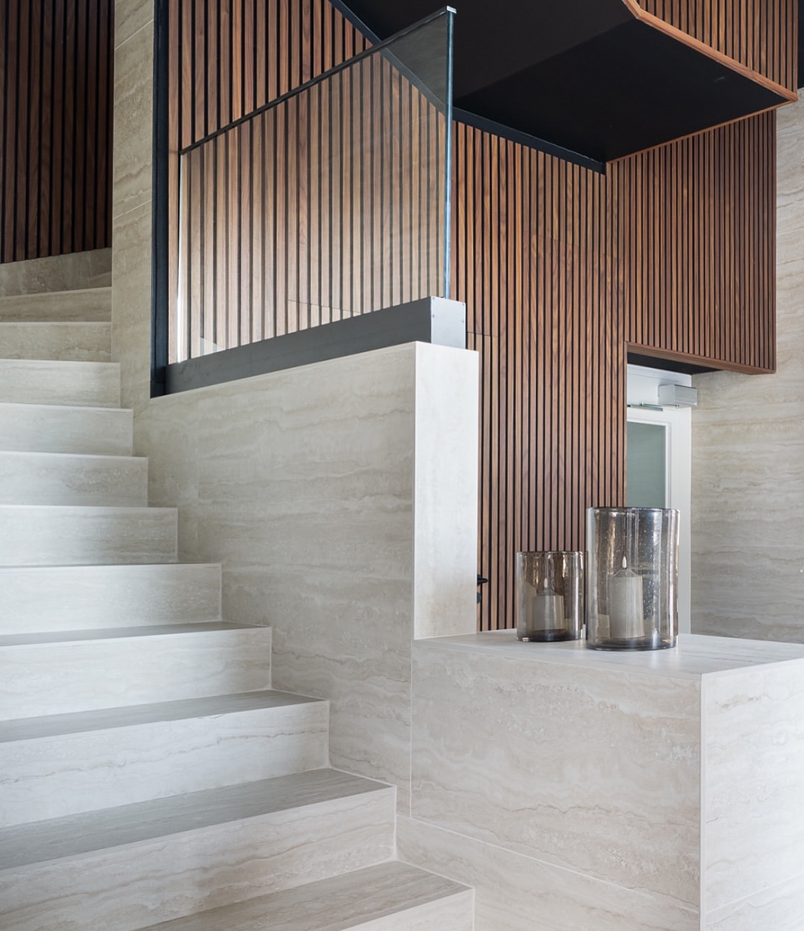 When stone meets wood 😍 #inspiration #interior #diseñointerior #panelesdemadera #panelesdepiedra