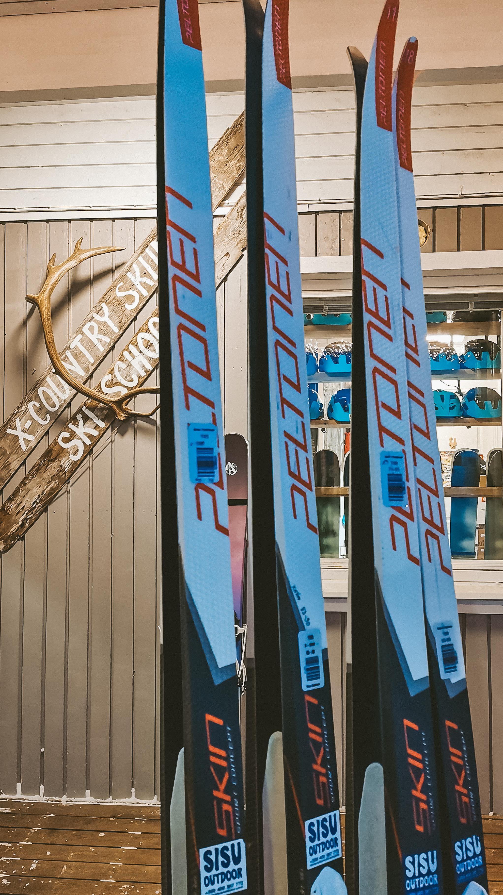 Päivittäinen huoltorutiini vuokraamon suksille. Kukapa sitä haluaisi lähteä ladulle huonosti hoidetuilla suksilla?
Onko sulla omien suksien huolto hallussa vai luottatko vuokraamoon?
🇬🇧 Daily maintenance routine for rental skis. Who would want to hit the trails with poorly maintained skis?
Do you take care of your own skis, or do you rely on the rental shop?
#sisuoutdoor #skis #maintenance #xcskiing #maastohiihto #lapland #winter #sisukkaastiseikkaillen #arcticactivitiesforeveryone #ylläs #visityllas