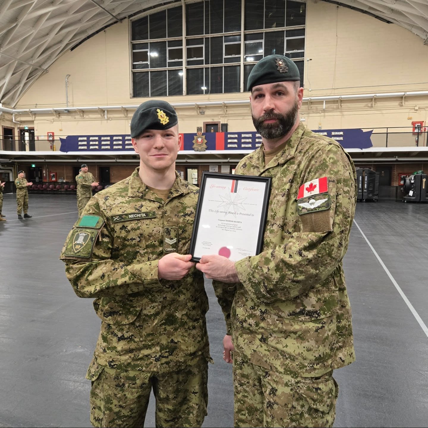 On Thursday 27 February 2025, the Commanding Officer of The Royal Regiment of Canada presented Cpl T. Nechita with the St. John Ambulance Life-saving Award (Silver), and a Commanding Officer's Coin for Excellence at Fort York Armoury.
The St. John Ambulance Live-saving Award (Silver) is presented to individuals, or groups of individuals, who have saved or attempted to save a life through the application of first aid knowledge and skills, where no risk to life exists. On Saturday 31 August 2024, Cpl Nechita witnessed a cyclist fall off of their bicycle and strike their bare head on the ground. Cpl Nechita single-handedly provided first aid to the unconscious casualty, and called 9-1-1. Cpl Nechita is credited with saving the casualty's life.
Would you like to know more?
https://linktr.ee/royalregimentofcanada
📸 Sgt K. Kwan
Le jeudi 27 février 2025, le commandant du Régiment royal du Canada a remis au Cpl T. Nechita le prix de sauvetage de l'Ambulance Saint-Jean (argent) ainsi qu'une pièce de monnaie de commandant pour l'excellence au manège militaire de Fort York.
Le prix de sauvetage de l'Ambulance Saint-Jean (Argent) est décerné à des individus ou à des groupes d'individus qui ont sauvé ou tenté de sauver une vie grâce à l'application de connaissances et de compétences en premiers soins, là où aucun risque pour la vie n'existe. Le samedi 31 août 2024, le Cpl Nechita a vu un cycliste tomber de son vélo et se cogner la tête nue contre le sol. Le Cpl Nechita a prodigué à lui seul les premiers soins à la victime inconsciente et a appelé le 9-1-1. On attribue au Cpl Nechita le mérite d'avoir sauvé la vie de la victime.
Souhaitez-vous en savoir plus ?
https://linktr.ee/royalregimentofcanada
#StJohnAmbulance #CanadianArmy #CanadianForces #CAF #soldier #IchDien #ReadyAyeReady #StrongProudReady #FortFierPrêt
