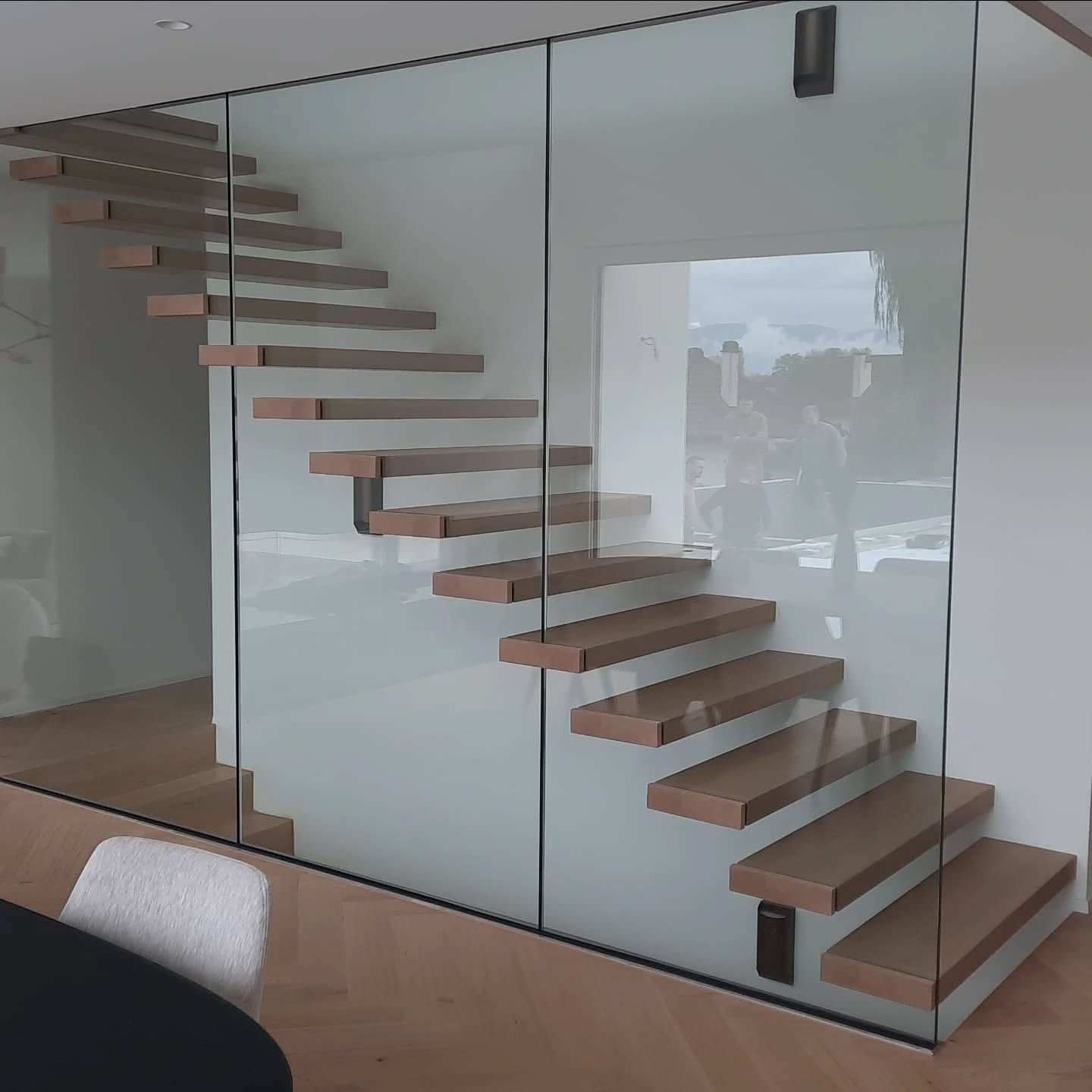 Lignes épurées, mariage du chêne huilé et de la transparence du verre... cet escalier est une véritable pièce maîtresse ! ✨ Chaque marche est une invitation à découvrir un intérieur unique.
#designinterieur #architecturemoderne #escalierdesign #boisetverre #decoinspiration