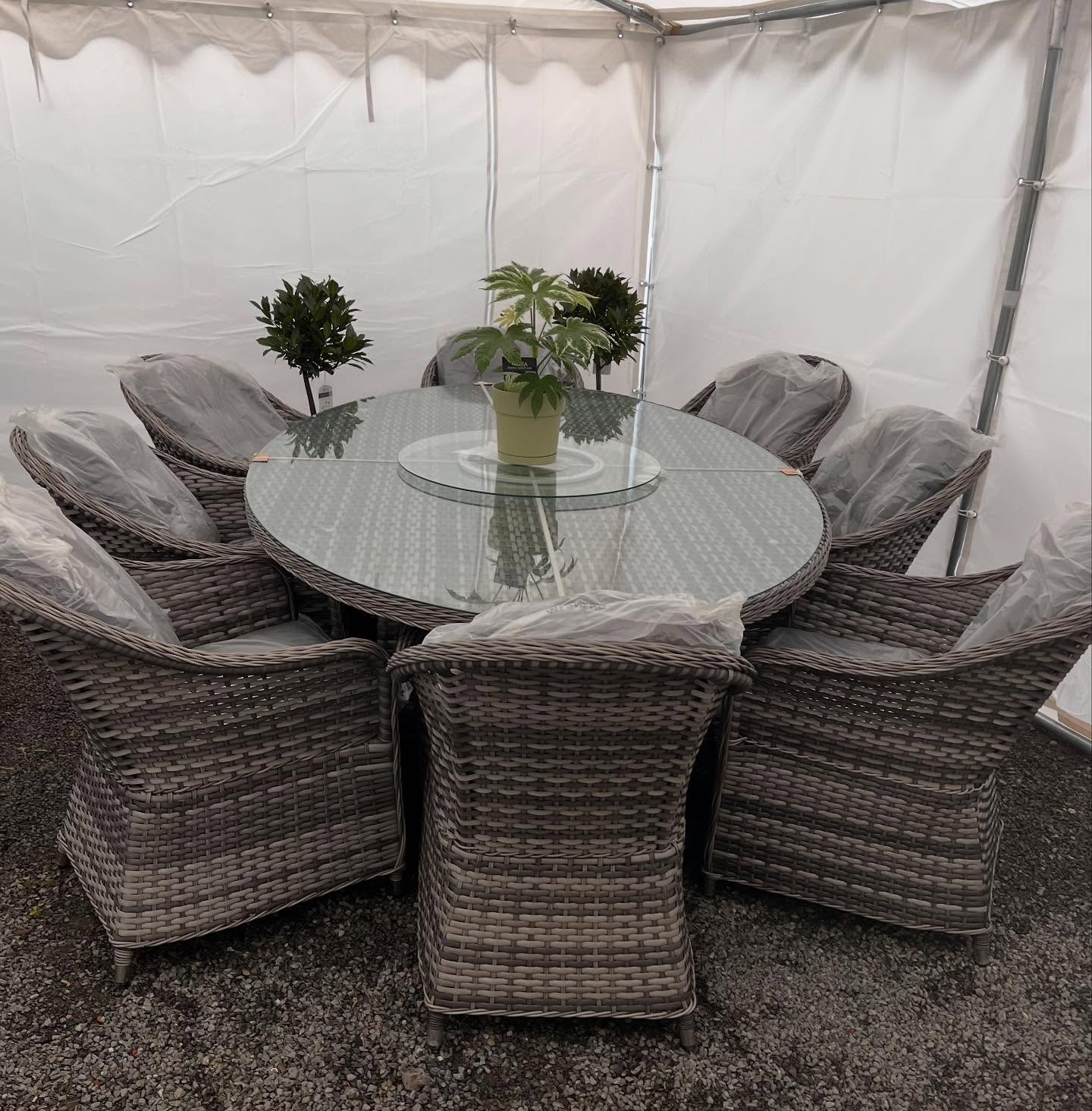 New range of garden furniture in today along with a few garden features🌸 we’ve also a had delivery of more David Austin roses and a range of indoor pots and outdoor frost proof pots 🌸 Slowly filling the place up 😊