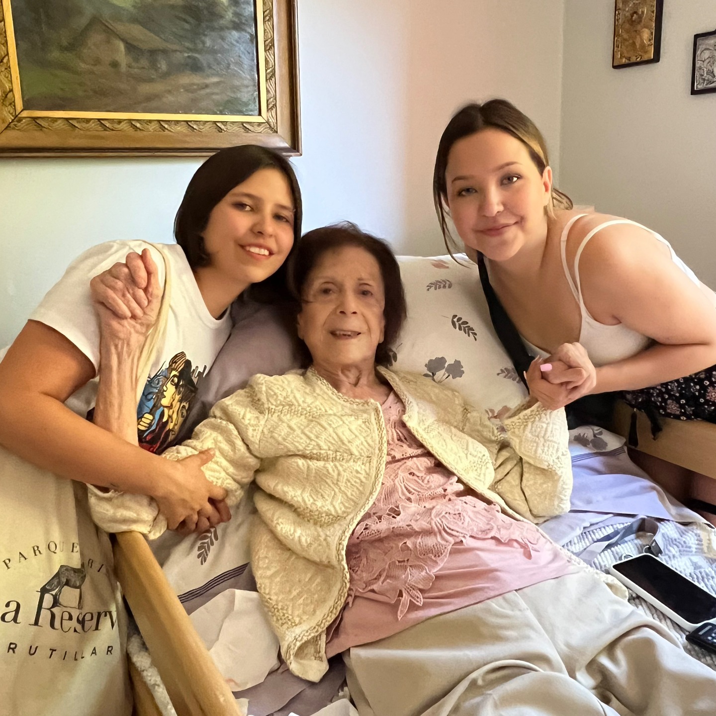 Unterwegs mit zweien meiner Nichten, Mile und Isi, am Montag, 24. Februar 2025. Zuerst einen zweiten und letzten Besuch (was mich und meine Zeit in Chile betrifft) bei Kaliopi Karamanos, der Schwägerin meiner Schwester und ehemaligen griechischen Konsulin, im Hogar Senior Suites. Und dann Besuch m Pueblito Artesanal Los Dominicos. Mit seinen vielen kunsthandwerklichen Ständen und Restaurants ideal, um Geschenke zu kaufen. Ein wunderschöner Nachmittag mit "Andenglühen" auf der Rückfahrt. #familienbesuchchile #ccaatsantiago2025 #lebensübergang #überquerungen #pueblitolosdominicos