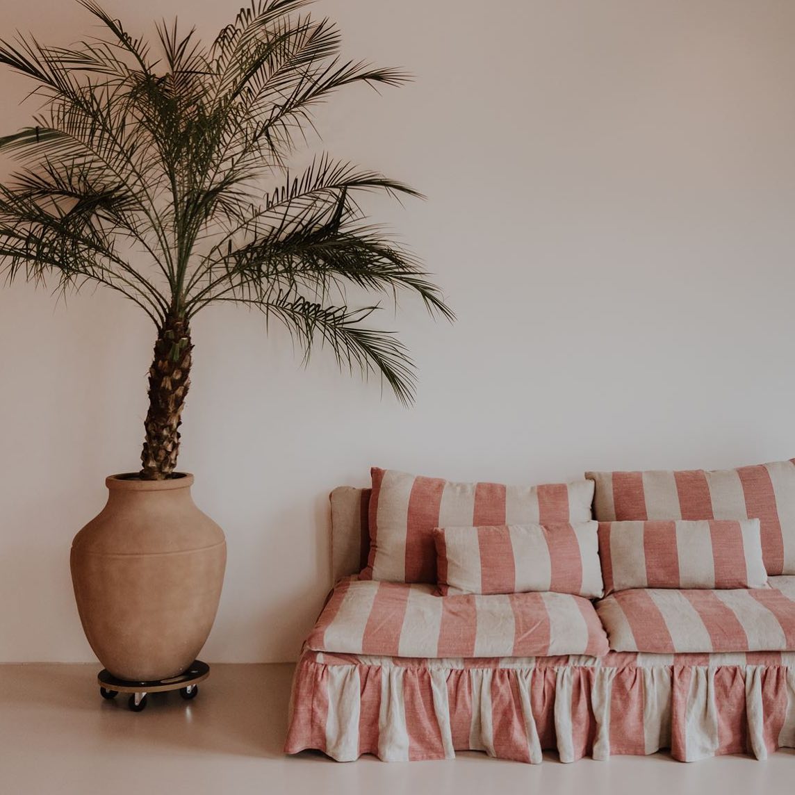 Op zoek naar een kleurrijke studio? Dan ben je bij ons aan het juiste adres! Met 6 verschillende kleuren wanden en talloze kleurrijke meubels en accessoires – waaronder deze bank, een favoriet van veel klanten!
#fotostudiohaarlem #daglichtstudiohaarlem #fotostudio #photostudio #daglichtstudio #daylightstudio #haarlem #fotografie #photography #shootlocatie #shootlocation #photospace #haarlemvenue #amsterdamvenue #rentallocation #verhuurruimte