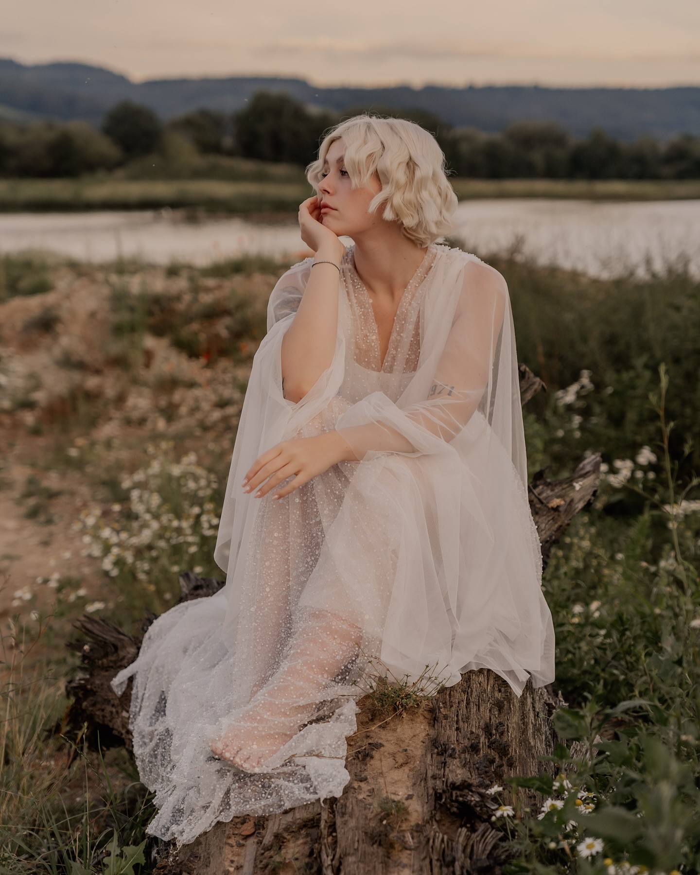 Frühlingserwachen☀️🌸✨
with @mueller_lea x @das_wandernde_kleid
#shooting #portraitshooting #fotoshooting #sunset #photography #portraitsphotography #springvibes