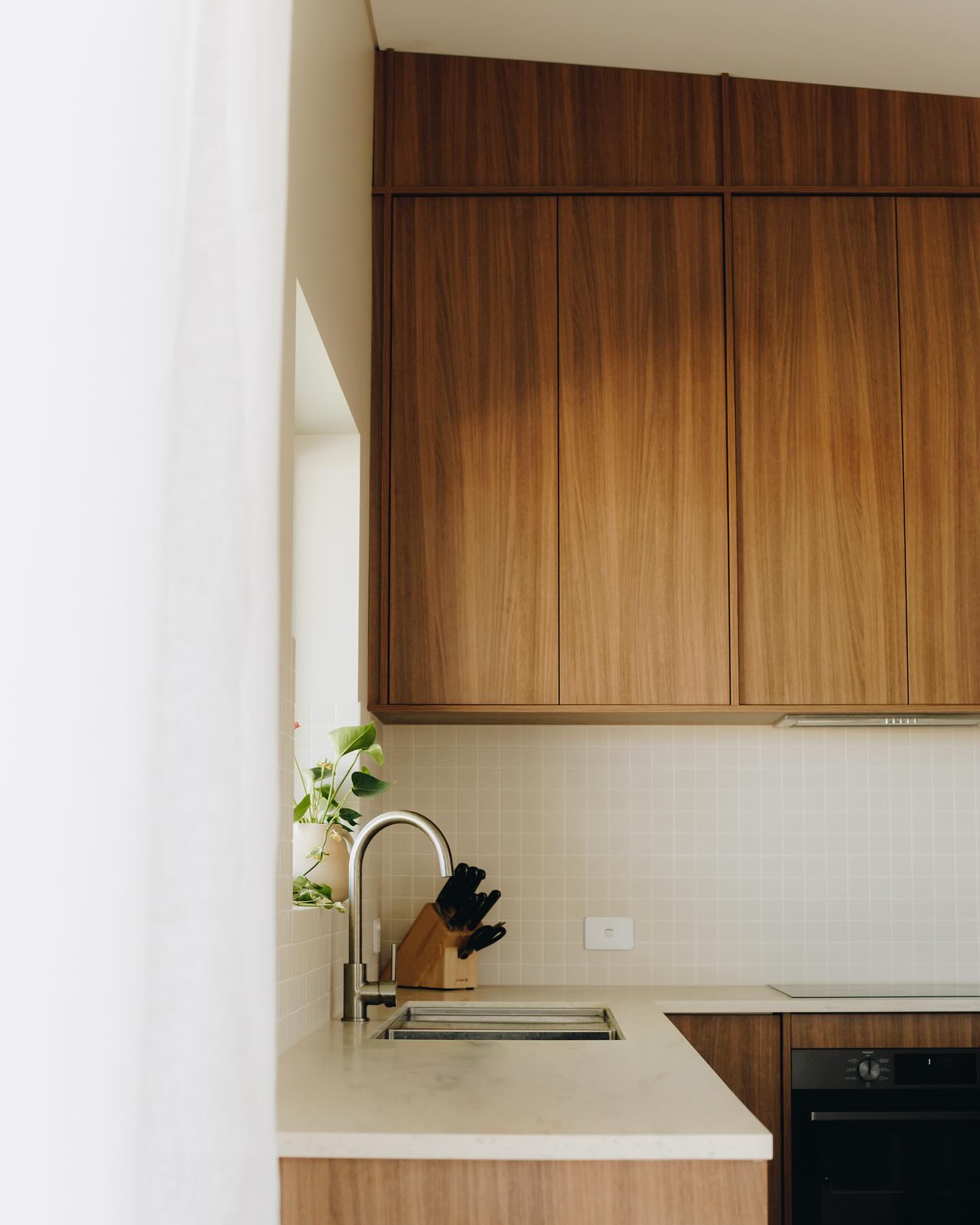 Afternoon light beautifully illuminates our 1x1 Phillips St project, showcasing the elegance of compact, functional design. We’re thrilled to see rising interest in smaller, multifunctional spaces as a savvy solution to soaring building costs. Embracing the future with smart, stylish homes that speak to modern needs. Celebrate the art of living well with less! 📸 @lovechilds_