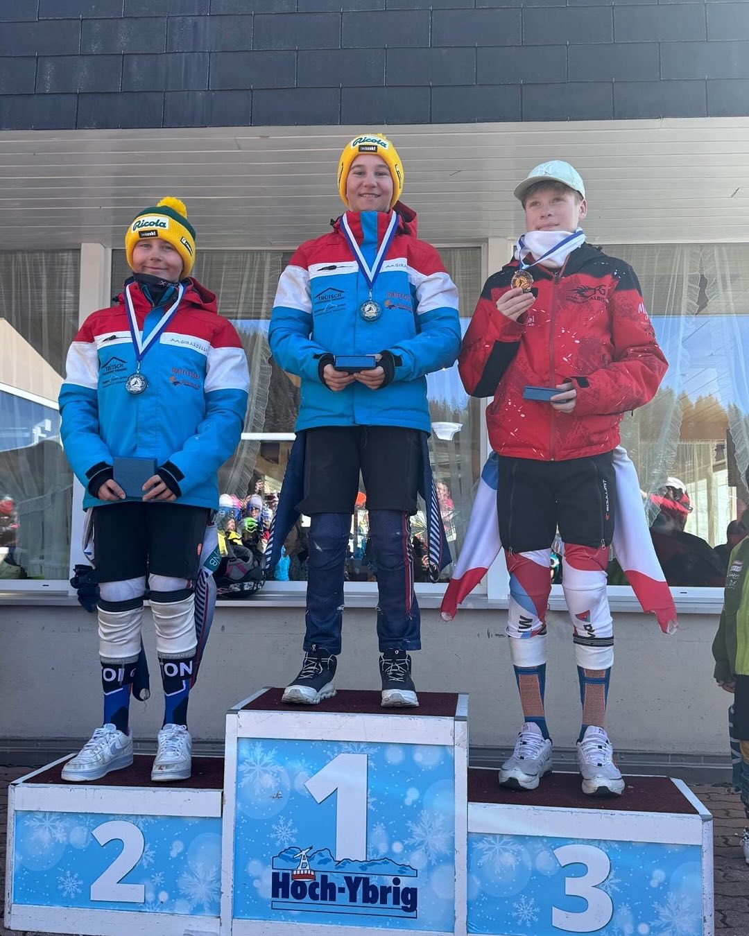 Doppelter Doppelsieg! Beim RiSa-Derby überzeugen die Vogt Brothers mit Doppelsieg🥇🥇🥈🥈💪💪💪 in der Kategorie K U14 bei beiden Slaloms!
Elia realisiert einen feinen zweiten Platz🥈💪💪 bei den U12 Jungs.
Gestern erzielte Remo an der Volksabfahrt einen 🥈💪💪 Unser JO Trainer Guido fuhr auf den ausgezeichneten dritten Rang 🥉💪