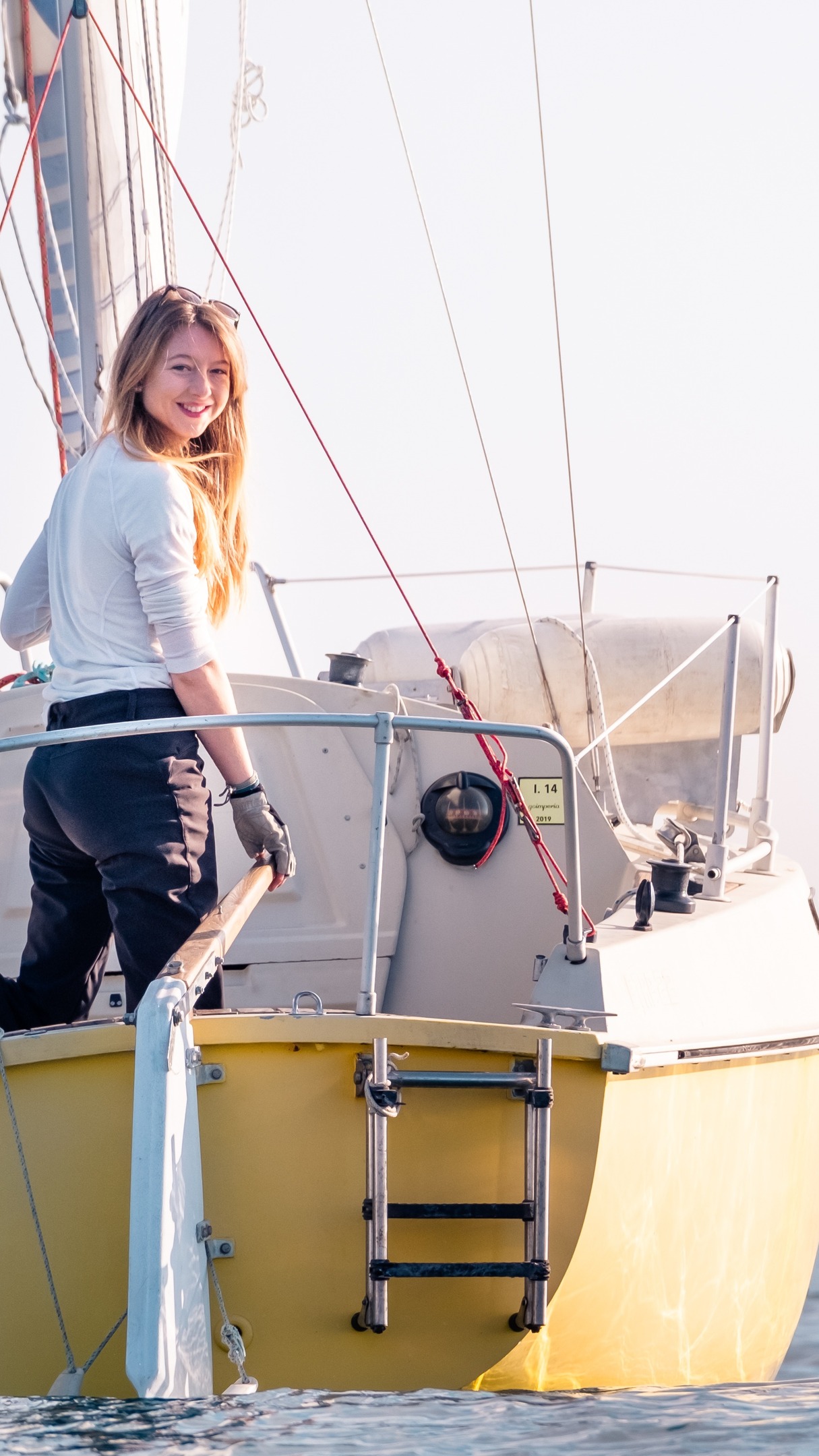 Présentation du Timayou, notre petit voilier de 6,6m de long, c’est à bord de celui-ci que nous descendrons le Danube et rentrerons par la mer ! ⛵️
Ça n’a pas été simple de trouver un quillard relevable, habitable, mât rabattable et dame de nage...
@oceaneye_ch
#aventure #explore #ornithology #wetland #sailboats #plastic #navigation #danubedelta #sail #sailingboat
