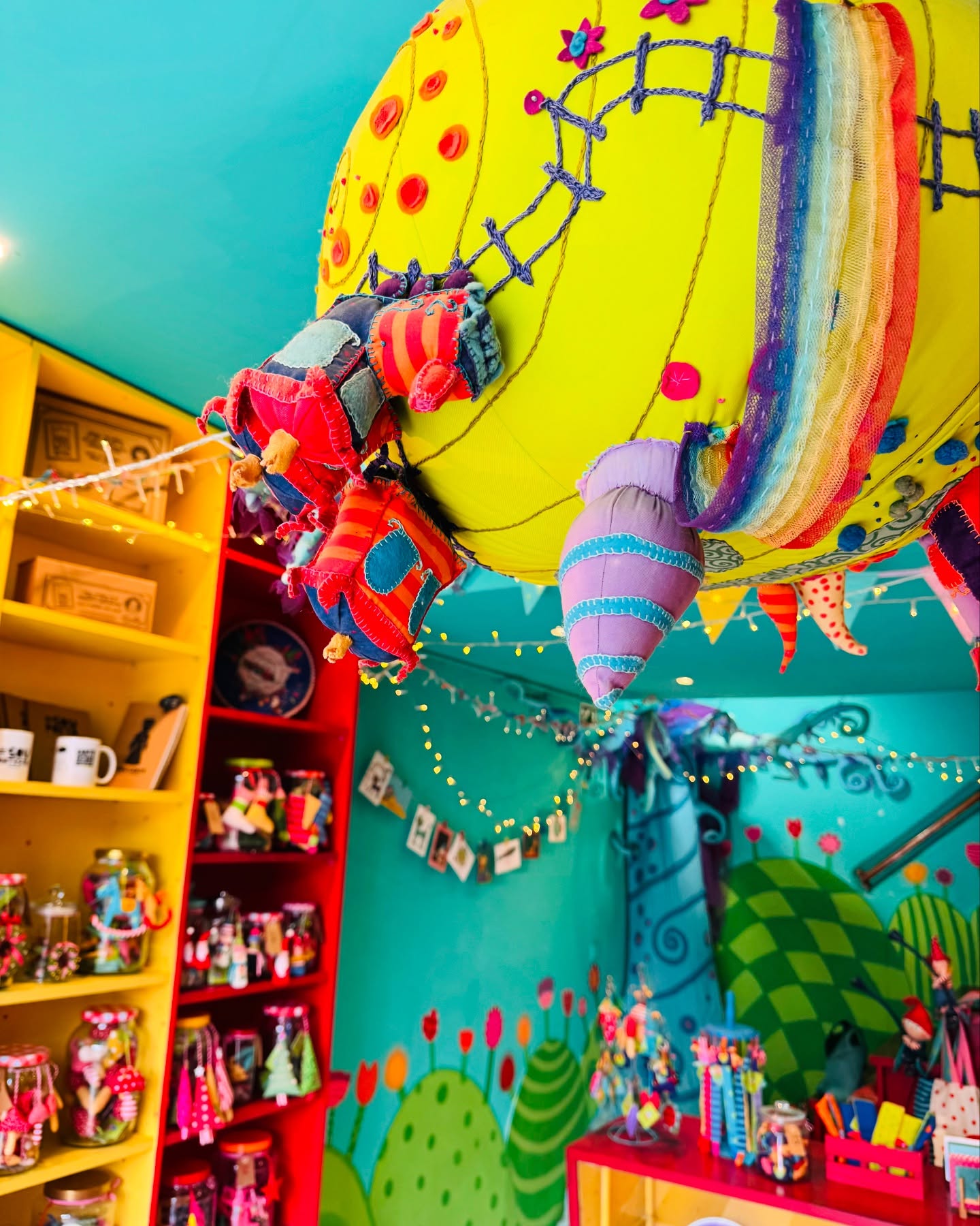 Adoramos dias de chuva ❤️🙃 🌦️
ficamos com a loja cheia de visitantes de várias cidades, países que fogem à chuva e entram nos nossos mundos ❤️ e levam um pouco de nós para todas as partes do mundo 🌎
#handmade #lisbon #lisboa #toys #handmadetoys #portugal