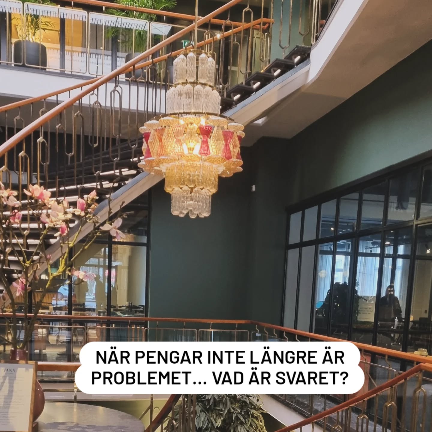 När pengar inte längre är problemet… vad är svaret?
Det är en fråga mina klienter sällan vågar säga högt.
Men den finns där.
I tomrummet efter alla mål de redan har uppnått.
För vad händer när lyxshopping inte längre ger en kick?
När semestern känns som en paus från ett liv som borde vara bättre?
När du har allt men fortfarande saknar något – en känsla av riktning, mening, förankring?
Det är då du inser:
💡 Rikedom är en känsla.
💡 Den subtila lyxen är att veta exakt vem du är.
💡 Att du inte behöver leva ett liv som är rimligt i andras ögon.
Mina klienter ser världen annorlunda efter våra sessioner.
Inte för att vi pratar om pengar – utan för att vi pratar om vad som kommer efter.
Det här är den konversationen du inte hittar i vanliga communities eller med en vanlig coach.
Det är en annan liga, en annan nivå.
Tagga en vän som förtjänar ett liv med subtil lyx. ✨