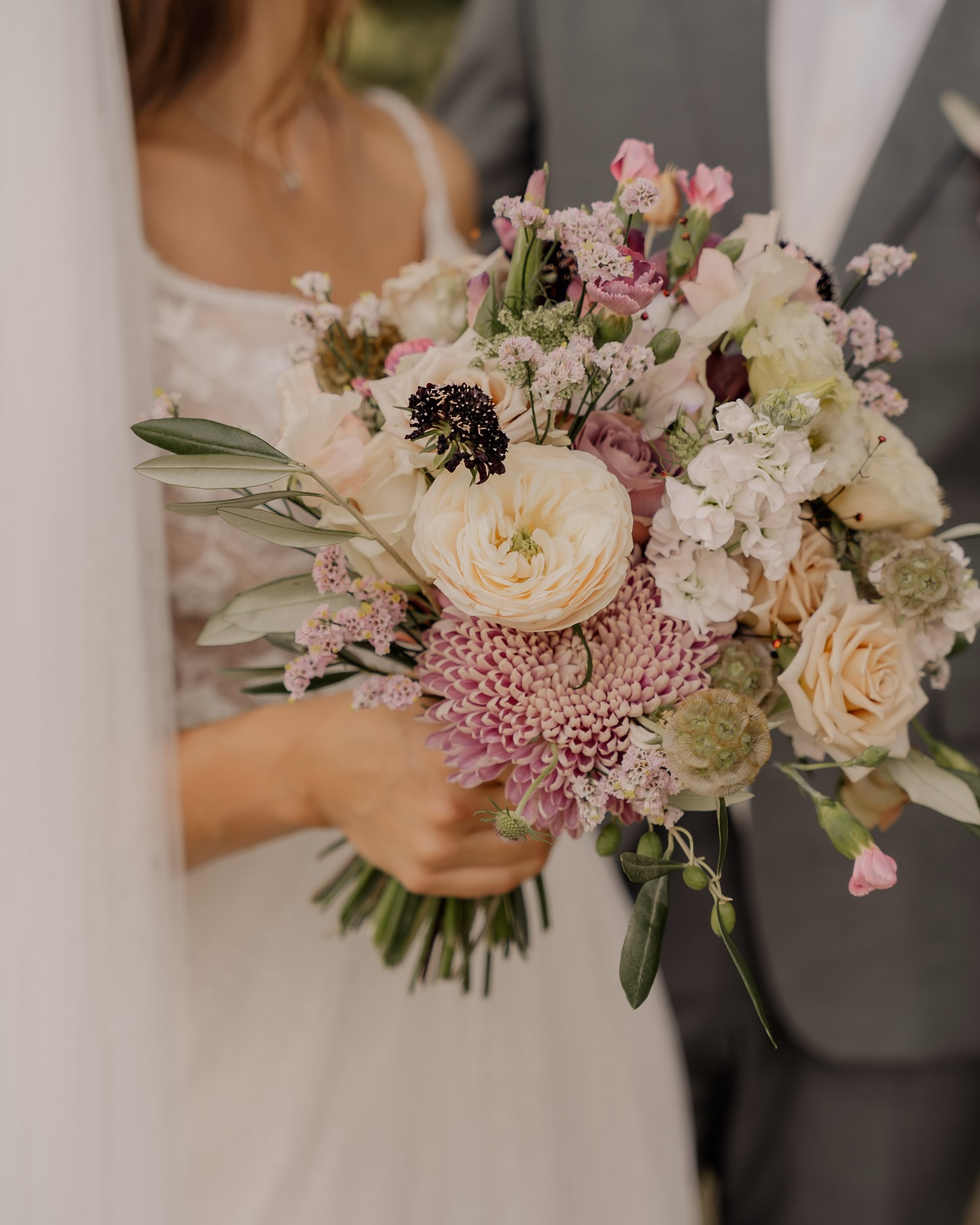 Die Hochzeitssaison steht vor der Tür und ich freue mich riesig darauf, all die wunderbaren Brautpaare in diesem Jahr zu begleiten! Jede Hochzeit ist für mich weit mehr als nur ein Auftrag – es sind die echten Begegnungen, die berührenden Geschichten und all die kleinen, besonderen Momente, die diesen Tag so einzigartig machen. Mit viel Liebe und Feingefühl halte ich sie für euch fest, damit ihr eure Erinnerungen immer wieder spüren und neu erleben könnt. ✨📸
#weddingphotography #coburg #wedding #weddingseason #hochzeitsreportage #bamberg #hochzeitsfotografie #details #hochzeit2025