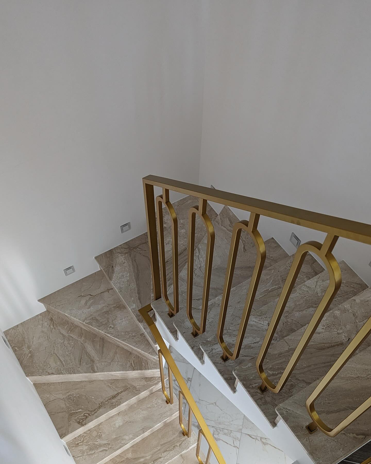 Įmonė gamina ir montuoja įvairių tipų turėklus, taip pat siūlo laiptų pakopų ir palangių gamybos ir montavimo paslaugas. #vilniaustureklai #tureklai #pakopos #laiptai #metaliniaitureklai #namai #inter…