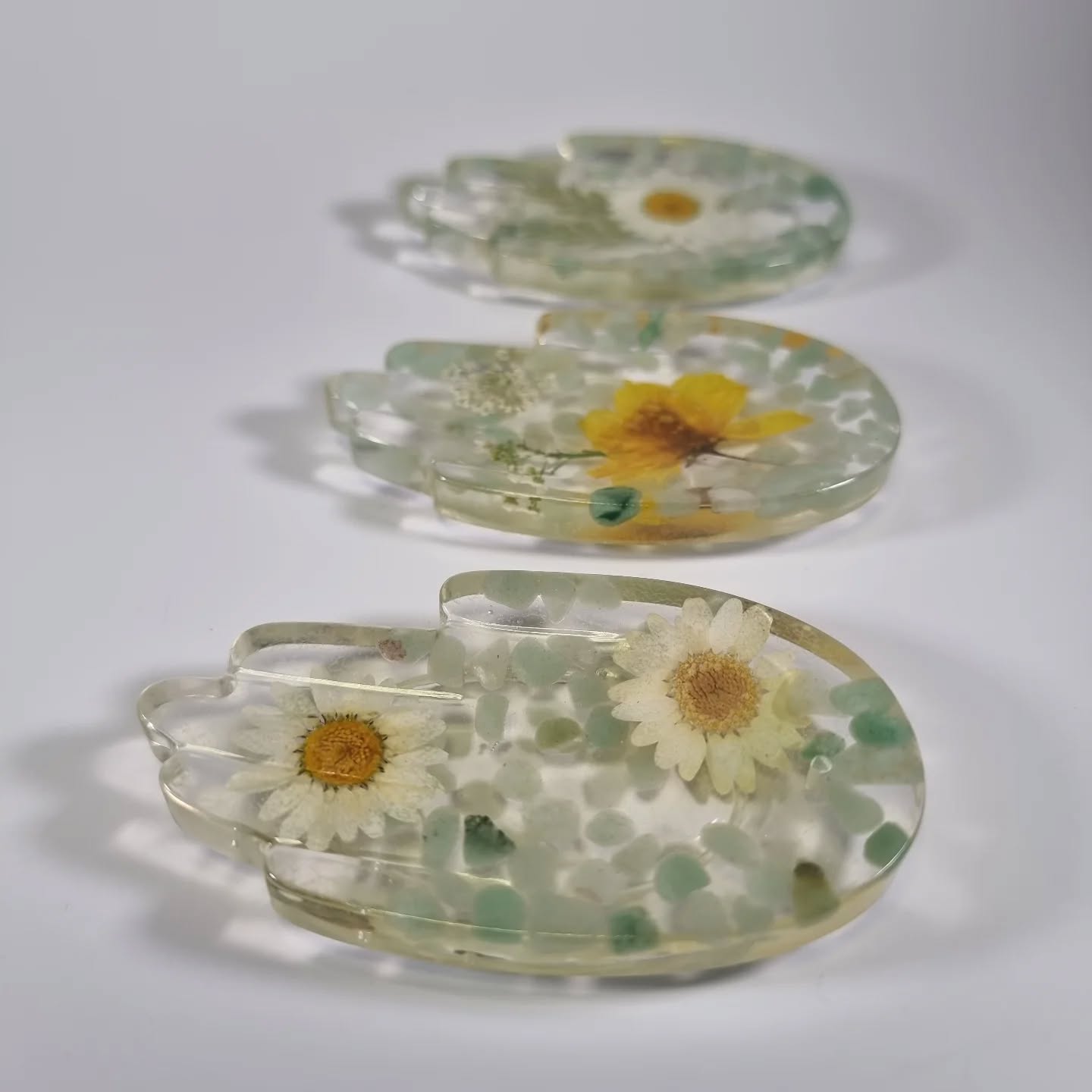 💚L'aventurine,
Stimule la créativité et l'optimisme.
En allumant un encens sur ces porte-encens, vous activez une ambiance propice à la relaxation et à la concentration.
Possibilité de faire à la demande.
DM en privé pour plus d'informations🪷
#resine #epoxy #fleurs #création #art #passion #resine #epoxy #resineepoxy #resineepoxyresinart #pierresnaturelles #wood #bois #fleurs #flowers #création #passion