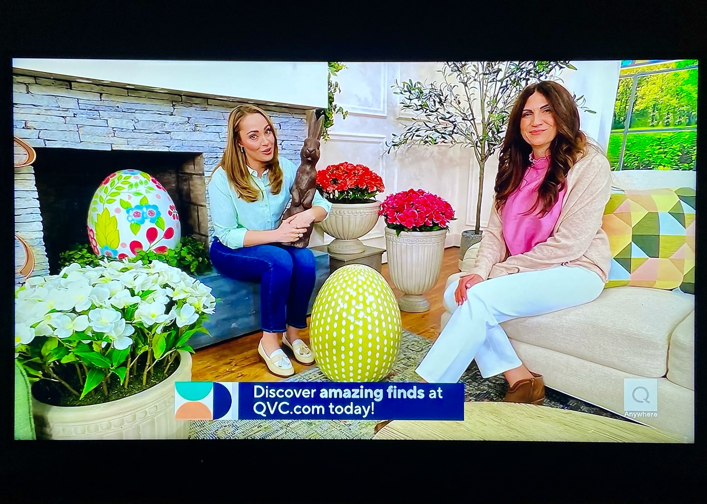 @kellyleelambert doing her thing Live on @qvc with @rachelellisqvc last night highlighting the @grandinroad Spring decor. She is officially the QVC queen!